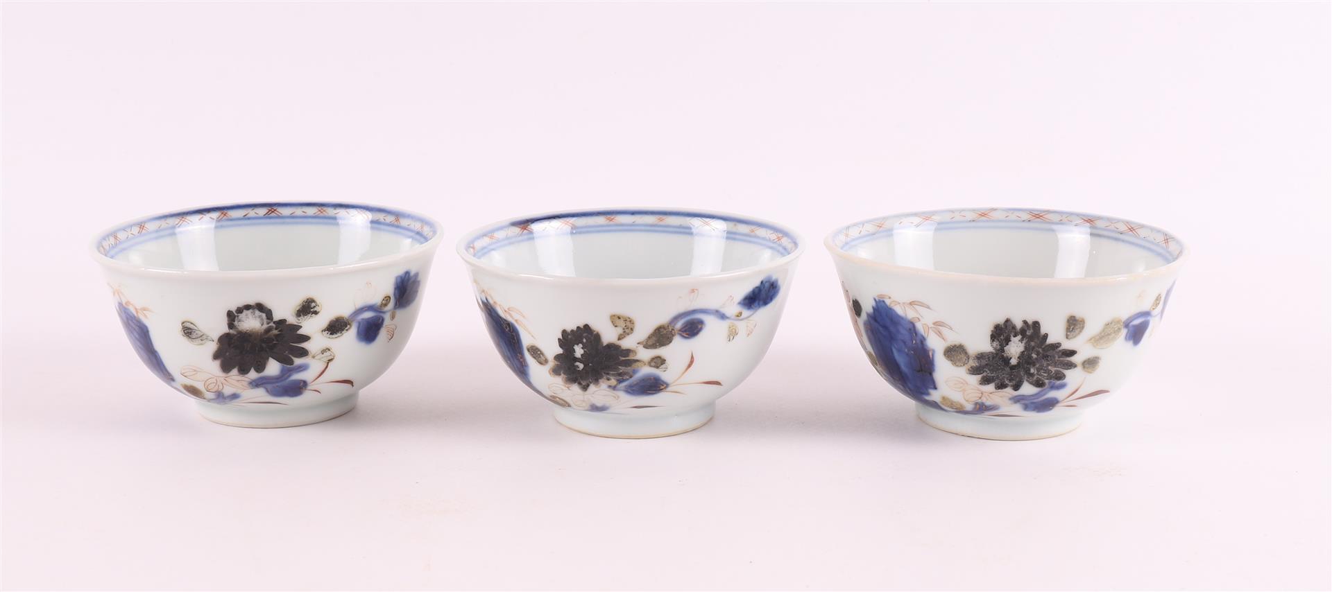 A set of six Chinese Imari cups and saucers, China, Qianlong, 18th C - Image 7 of 15