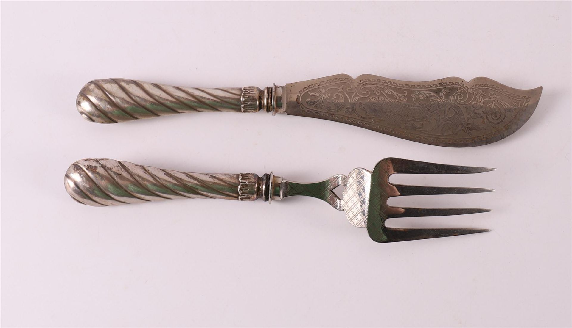 A salad set with twisted 3rd grade 800/1000 silver handles, late 19th century - Image 2 of 2