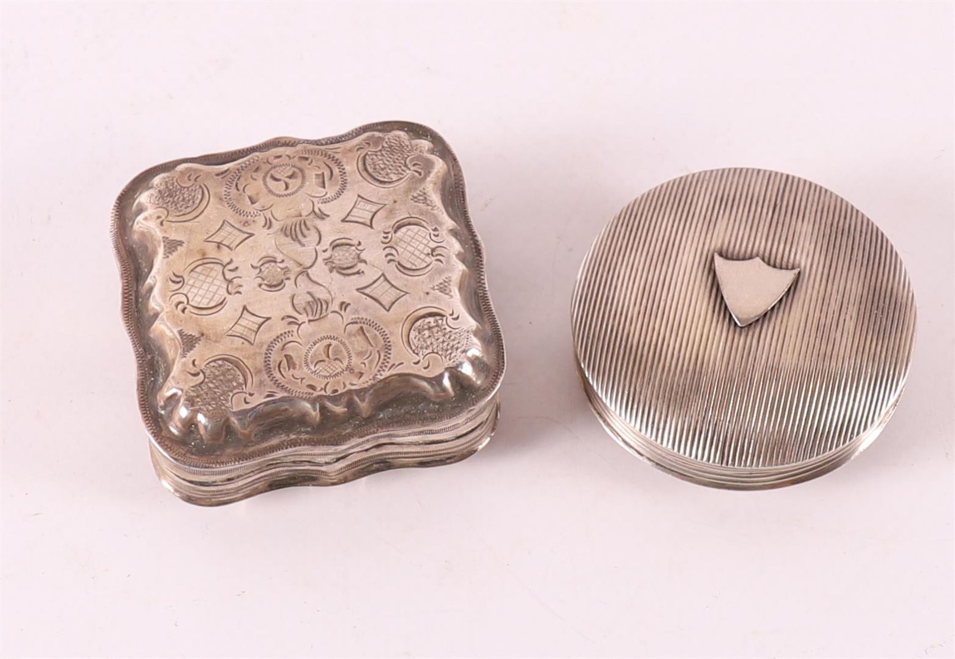 A second grade 835/1000 round silver pill box, year letter 1819.