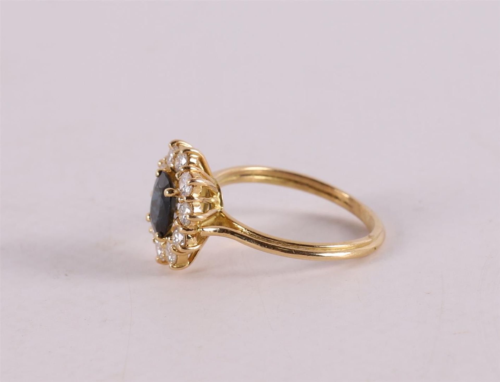 An 18 kt gold ring with an oval faceted blue sapphire. - Image 2 of 2