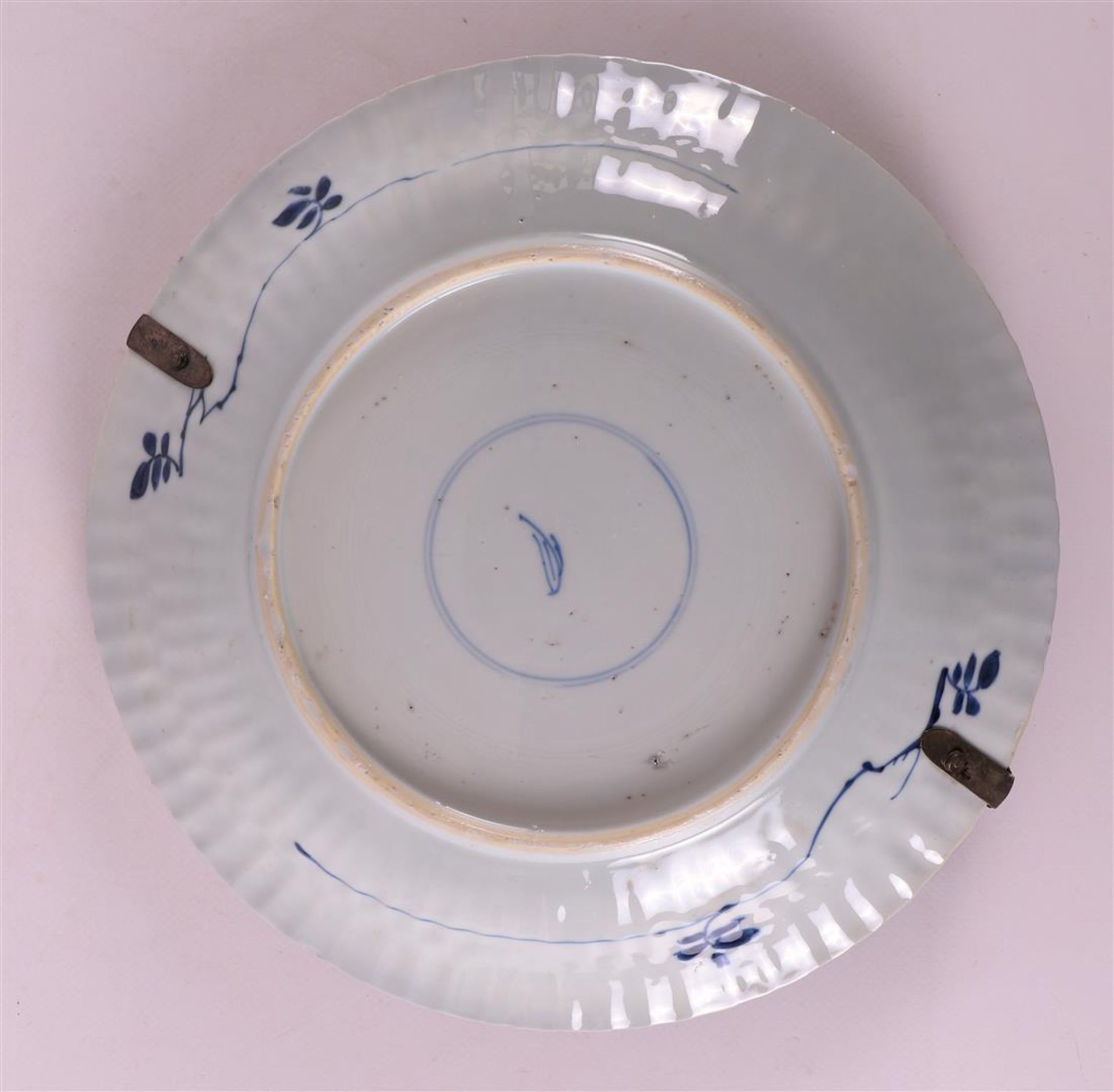 A blue/white porcelain contoured dish, China, Kangxi, circa 1700. - Image 3 of 3