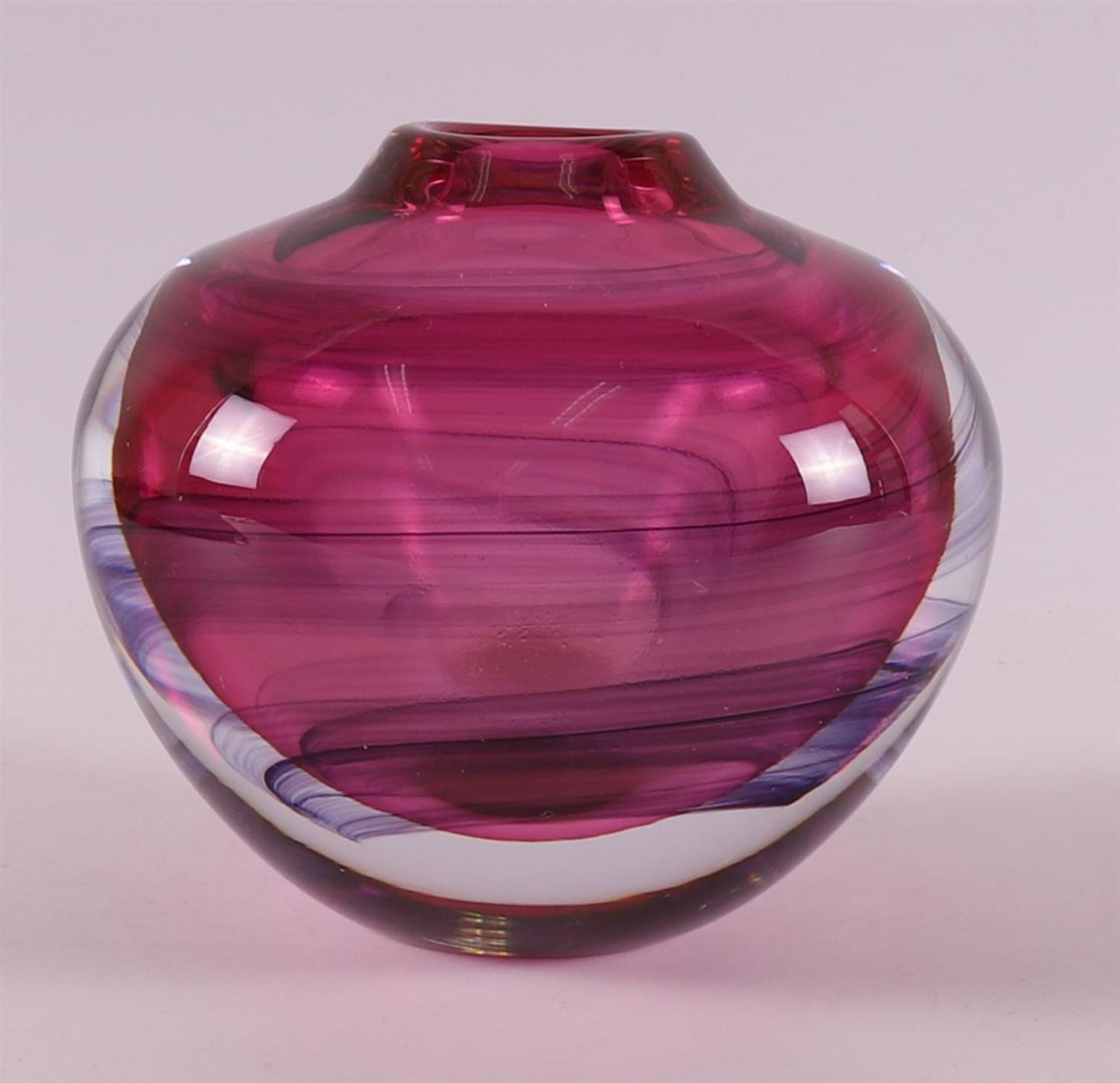 A purple clear glass studio glass vase, signed: Strömbergshyttan. - Image 2 of 5