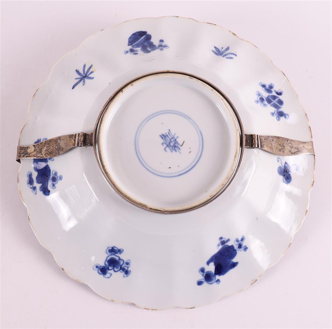 A blue/white porcelain dish with loose silver handle, China, Kangxi. - Image 3 of 6