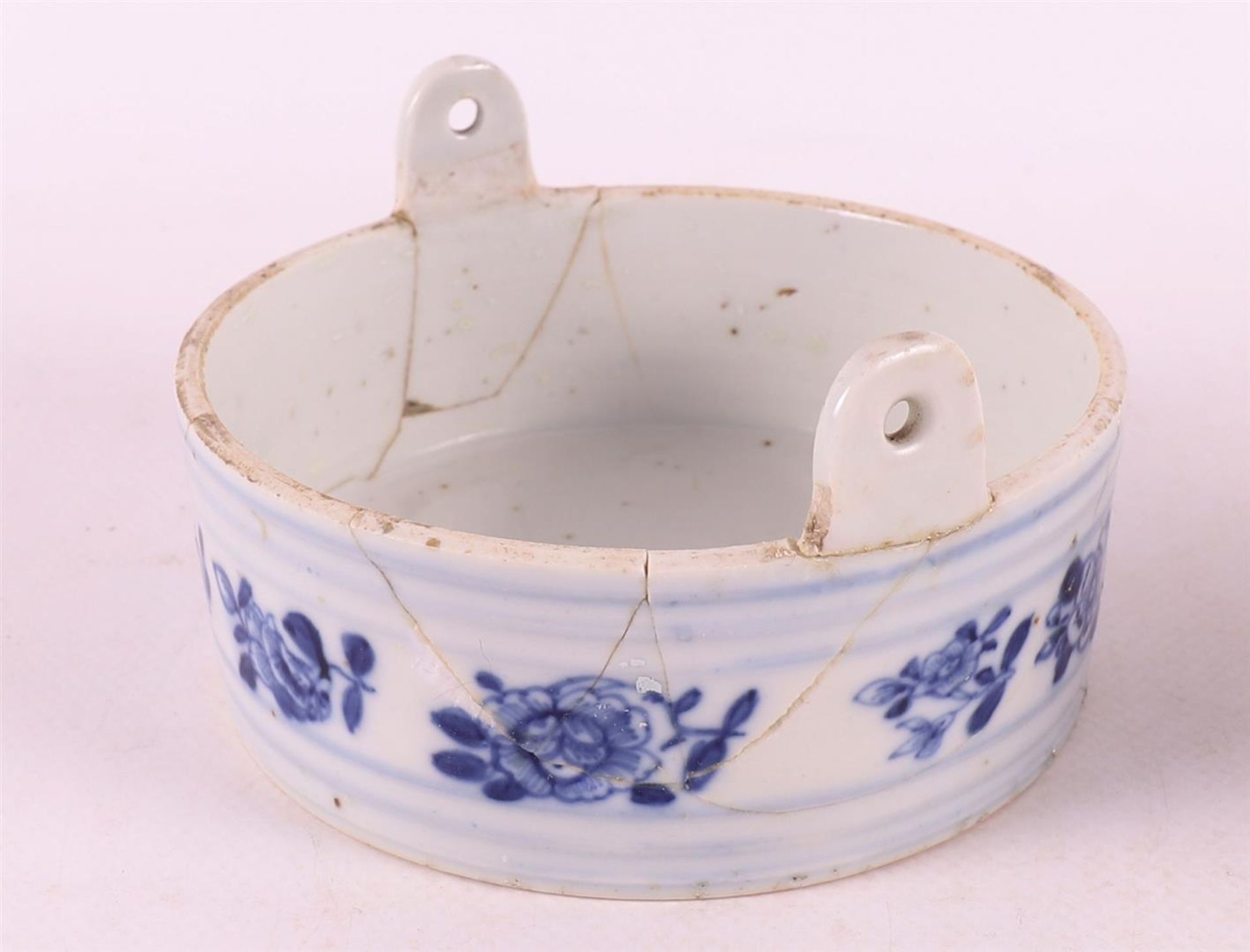 A lot of various soft paste and porcelain, China, 18th century. - Image 8 of 10