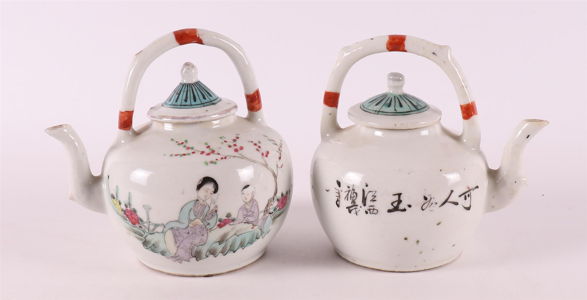 Two porcelain famille verte teapots, China, 2nd half 19th century. - Bild 2 aus 6