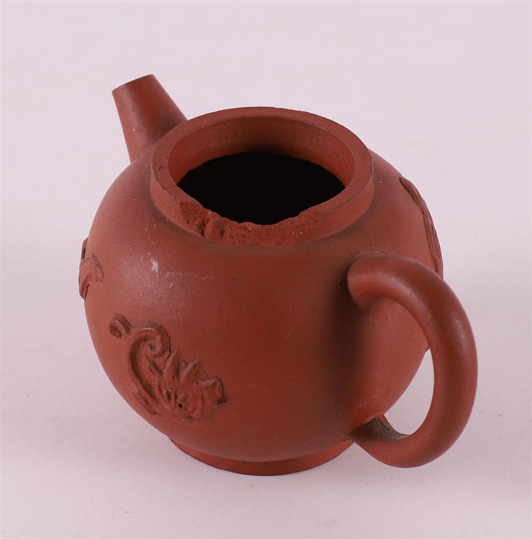 A brown Yixing spherical teapot, China, 18th/19th C. - Image 7 of 8