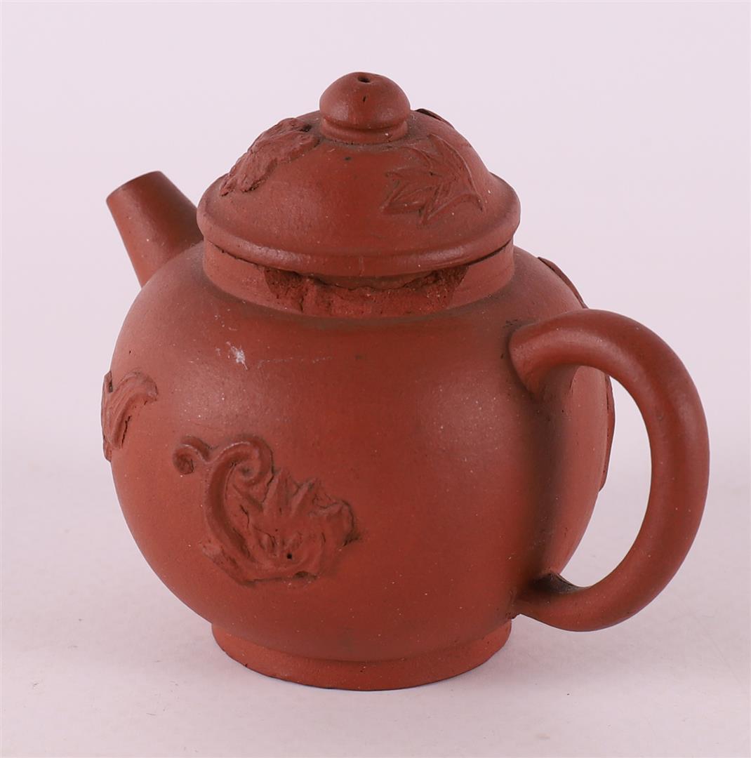 A brown Yixing spherical teapot, China, 18th/19th C. - Image 3 of 8