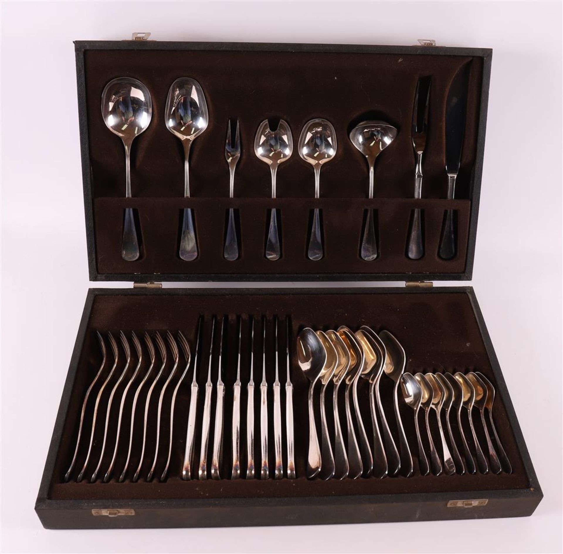 A 1st grade sterling silver 40-piece cutlery cassette, 20th century.