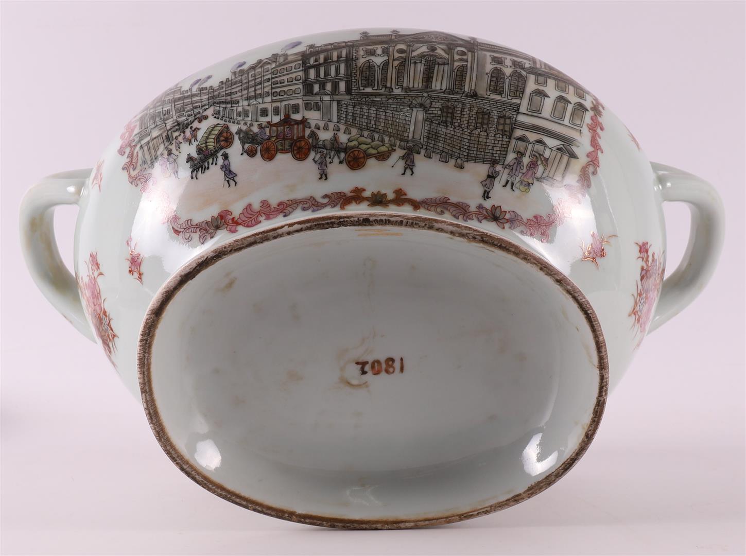 An oval porcelain lidded dish on a saucer, 20th century. - Bild 7 aus 9