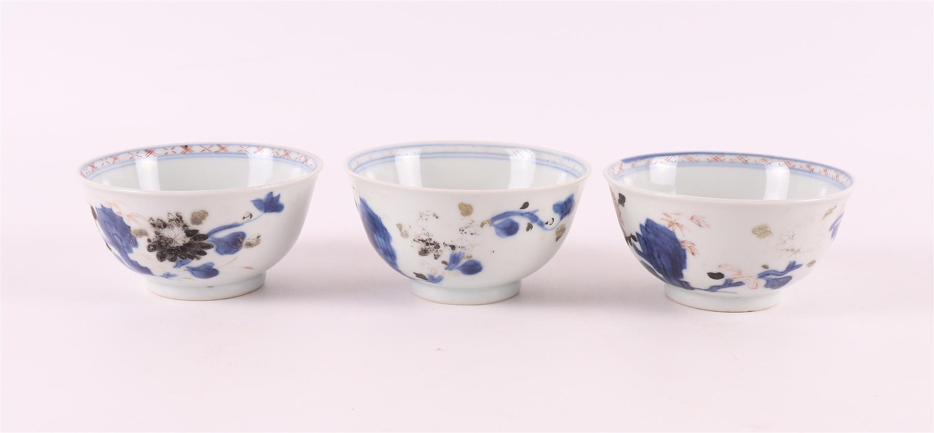 A set of six Chinese Imari cups and saucers, China, Qianlong, 18th C - Image 12 of 15