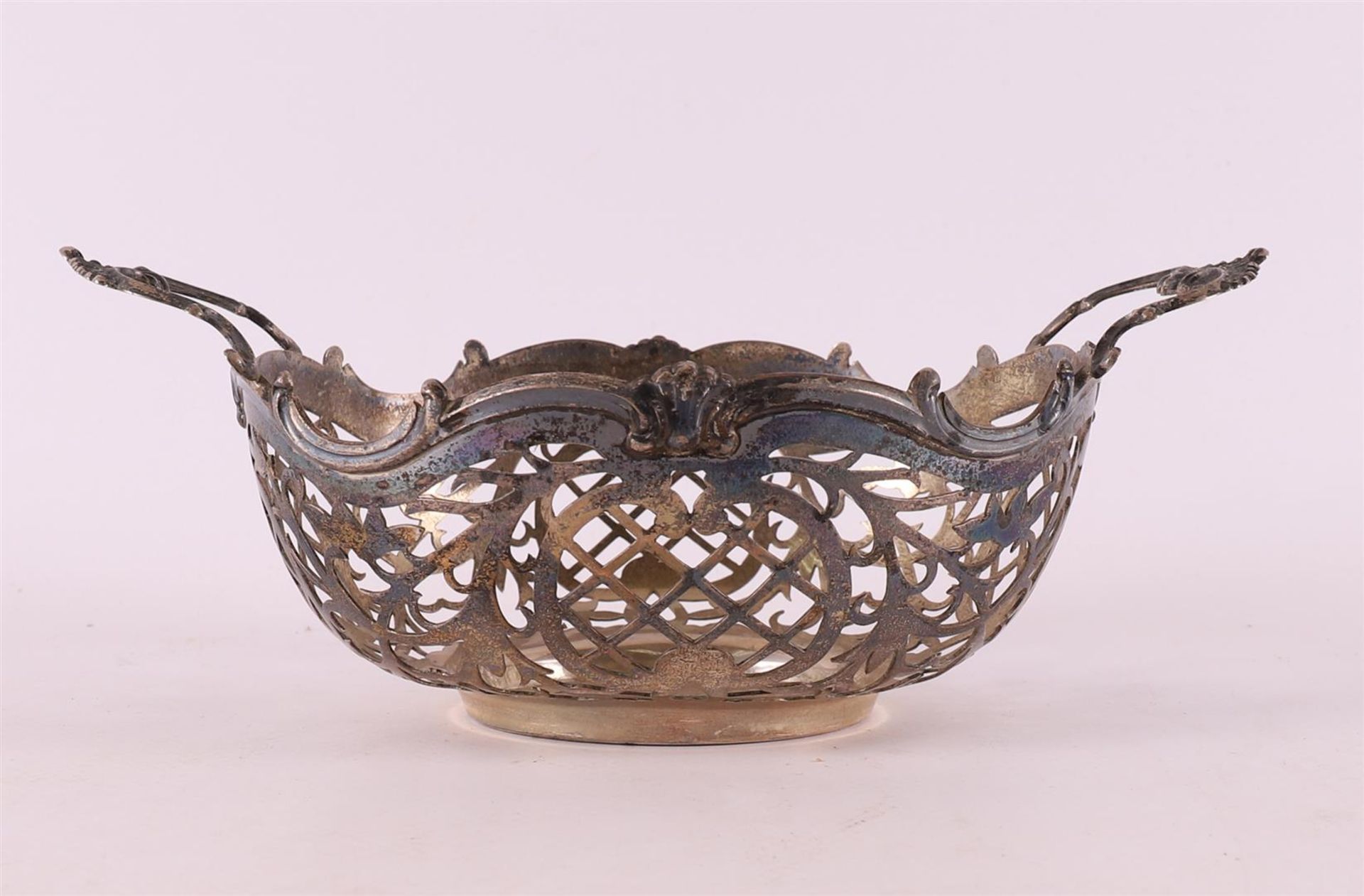 A 2nd grade 835/1000 silver pierced bonbon basket, 20th century. - Image 3 of 4