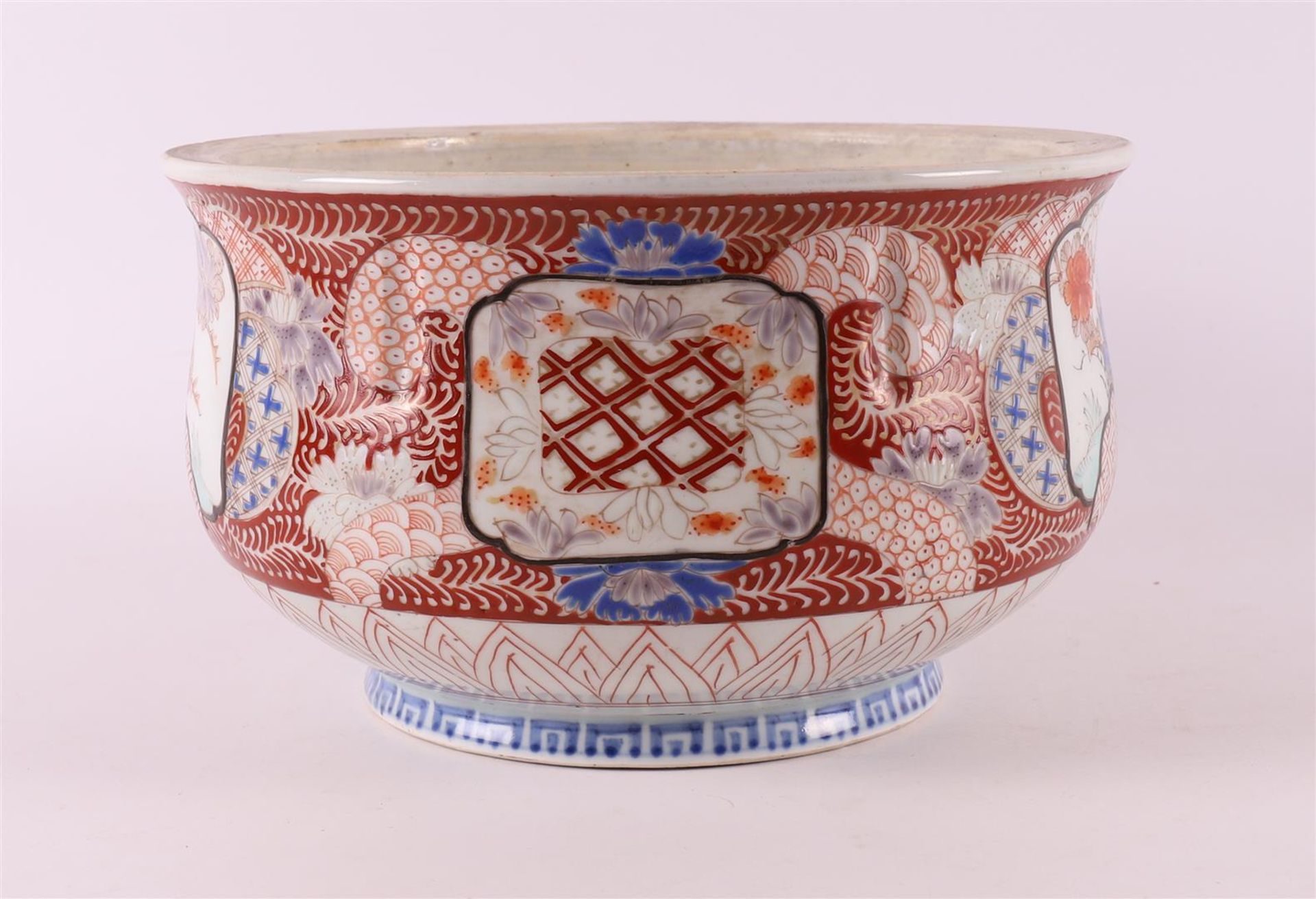 A china contoured porcelain dish, Japan 20th century. - Image 3 of 9