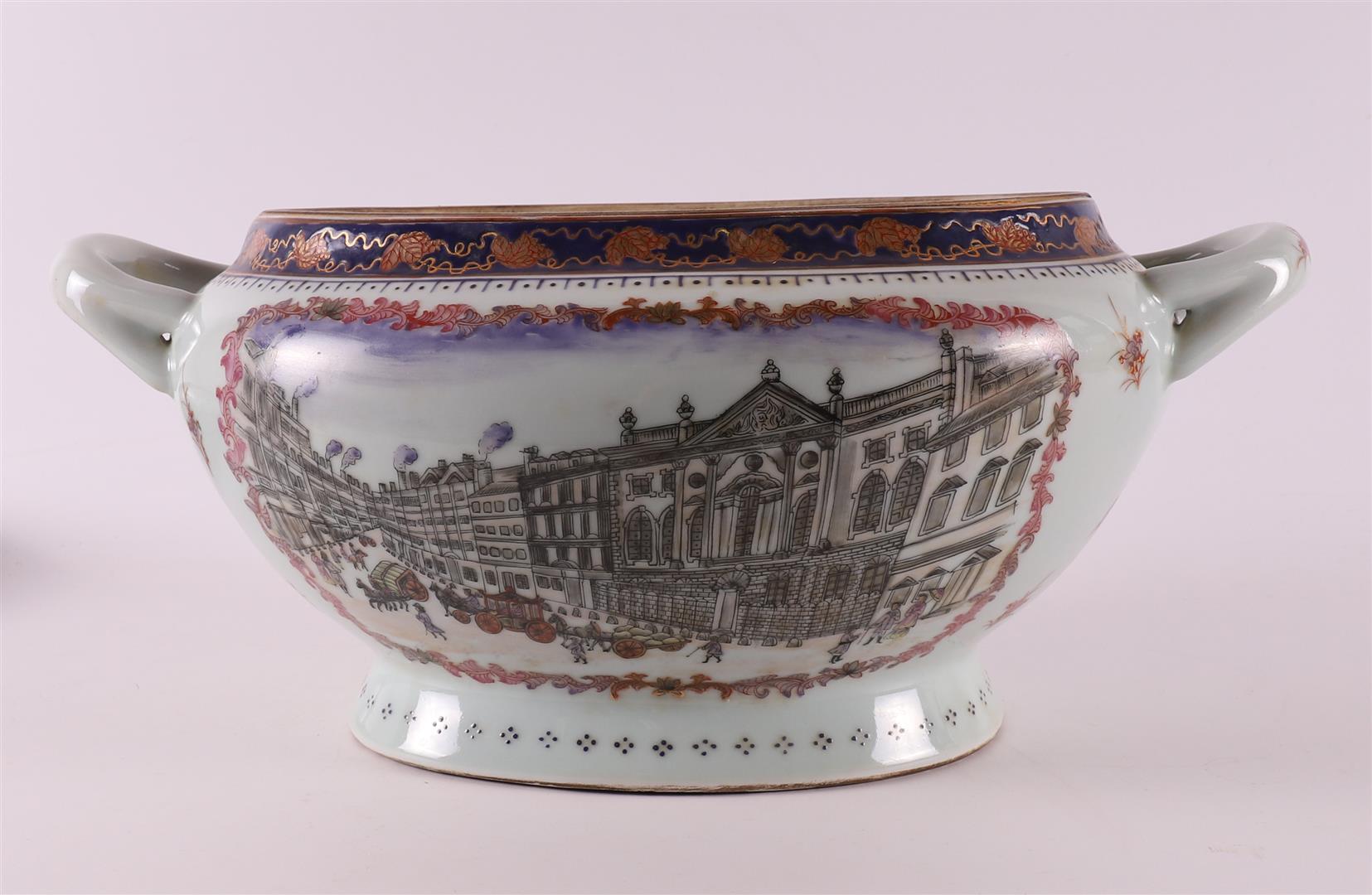 An oval porcelain lidded dish on a saucer, 20th century. - Bild 6 aus 9