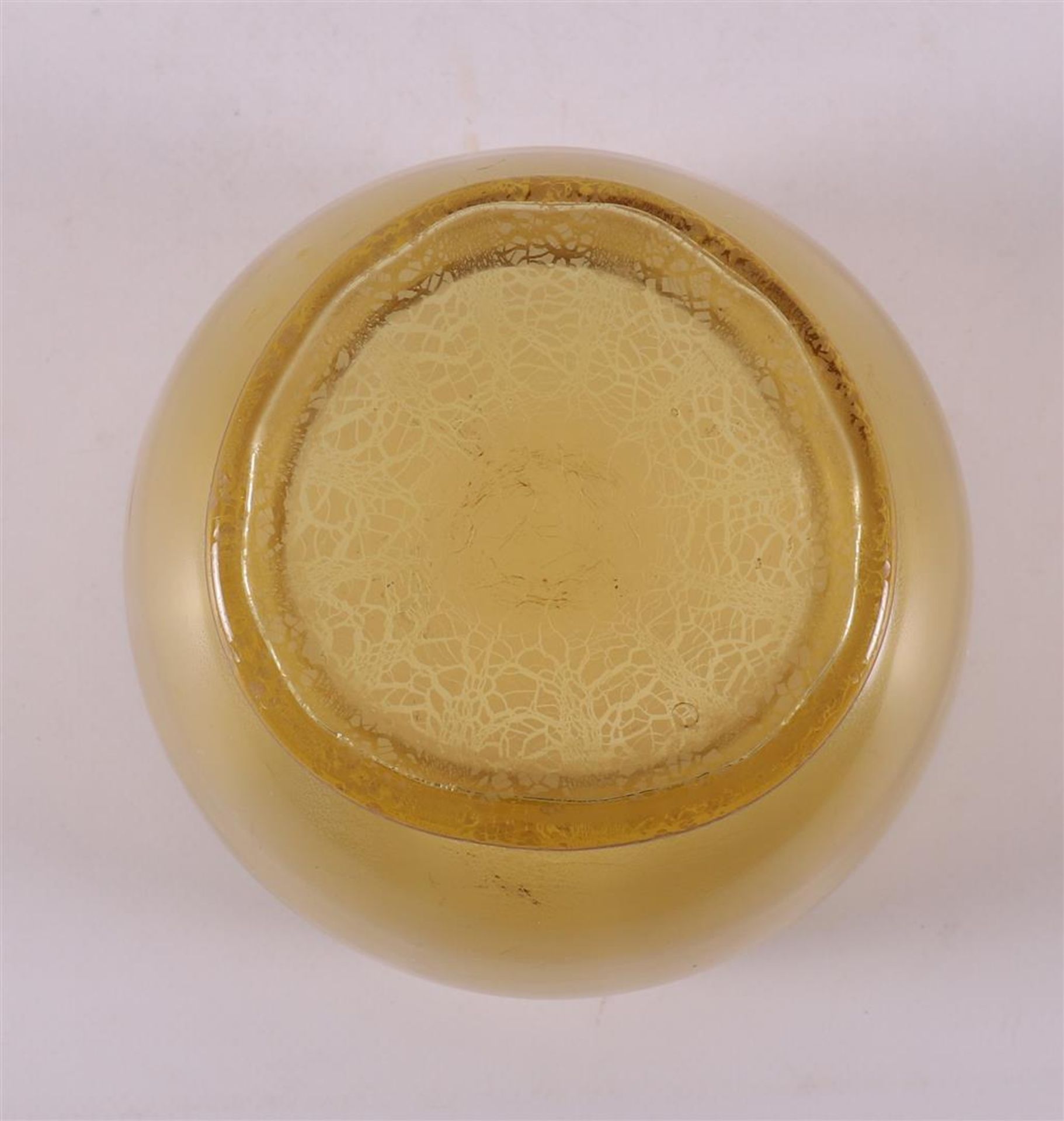 An amber glass crackle vase 'Sonoor', design: A.D. Copier. - Image 4 of 4
