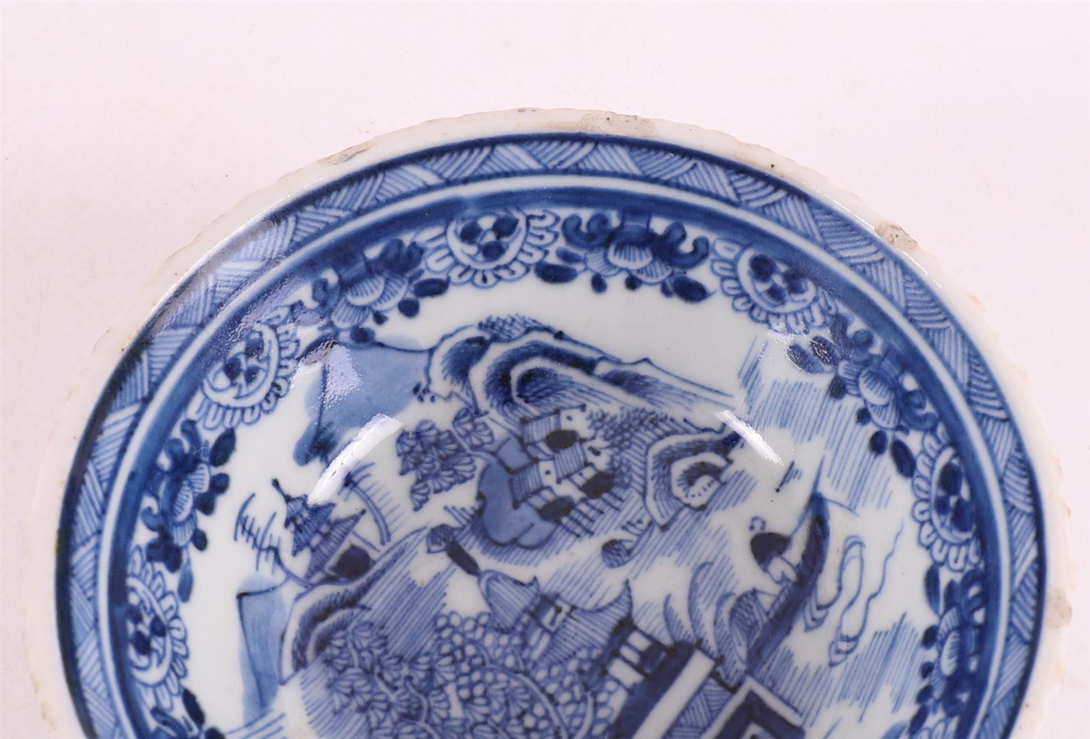 A blue and white porcelain bowls with relief rim, China, Qianlong, 18th C. - Image 6 of 7