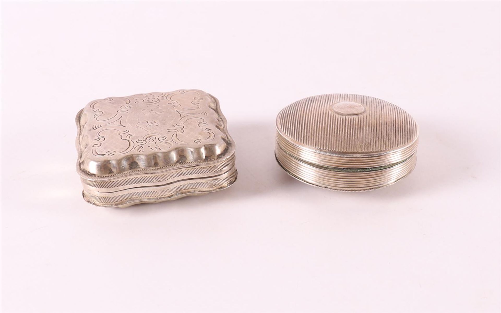 A 2nd grade 835/1000 round silver pill box, early 19th century.