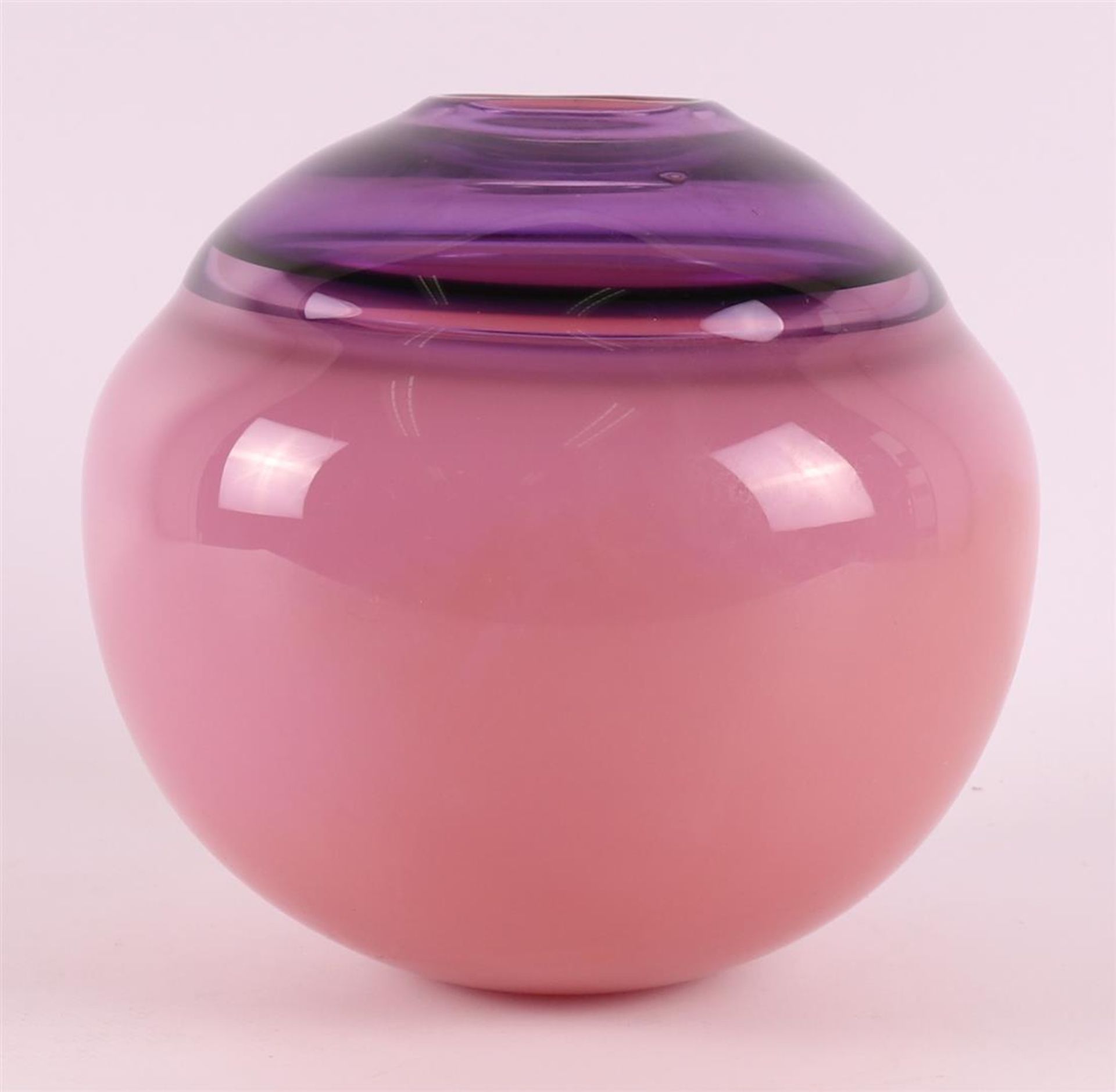 A pink and purple clear glass spherical unica vase, signed 'F. Meydam - Image 2 of 4