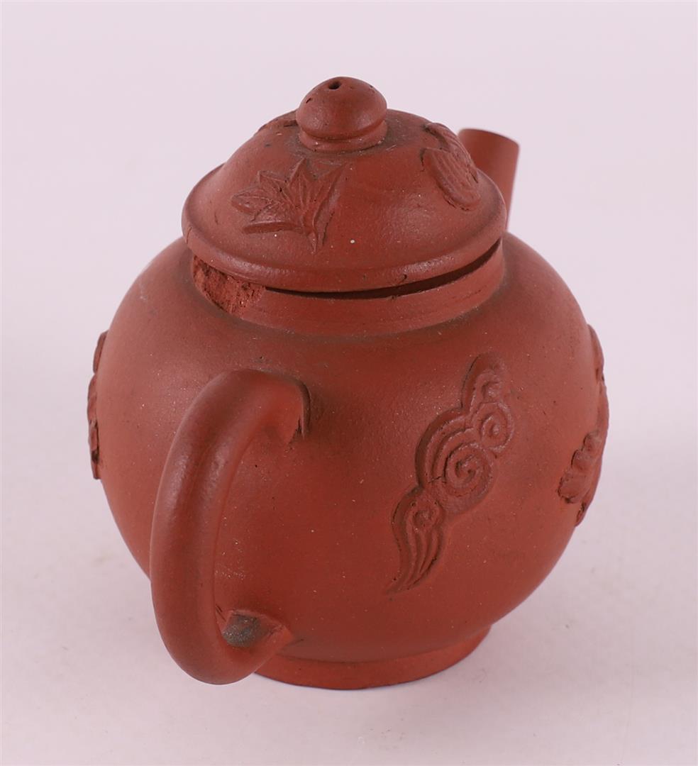 A brown Yixing spherical teapot, China, 18th/19th C. - Image 4 of 8