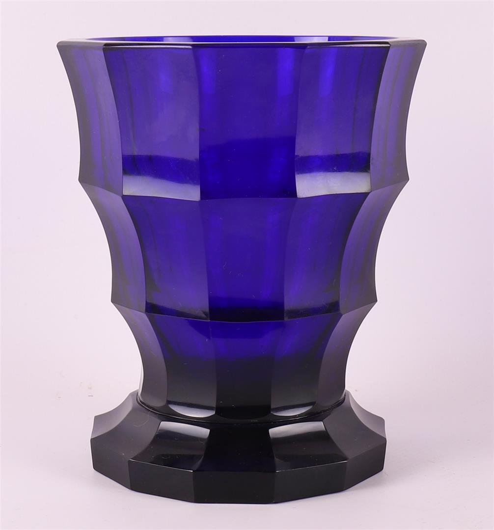 A blue glass faceted baluster-shaped vase, design: Josef Hoffmann - Bild 2 aus 5