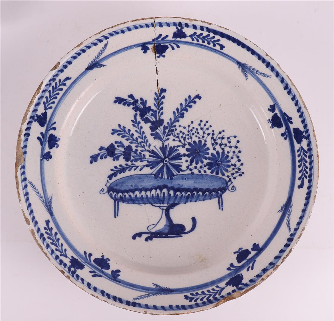 A series of seven various Delft earthenware dishes, 18th century. - Bild 11 aus 16
