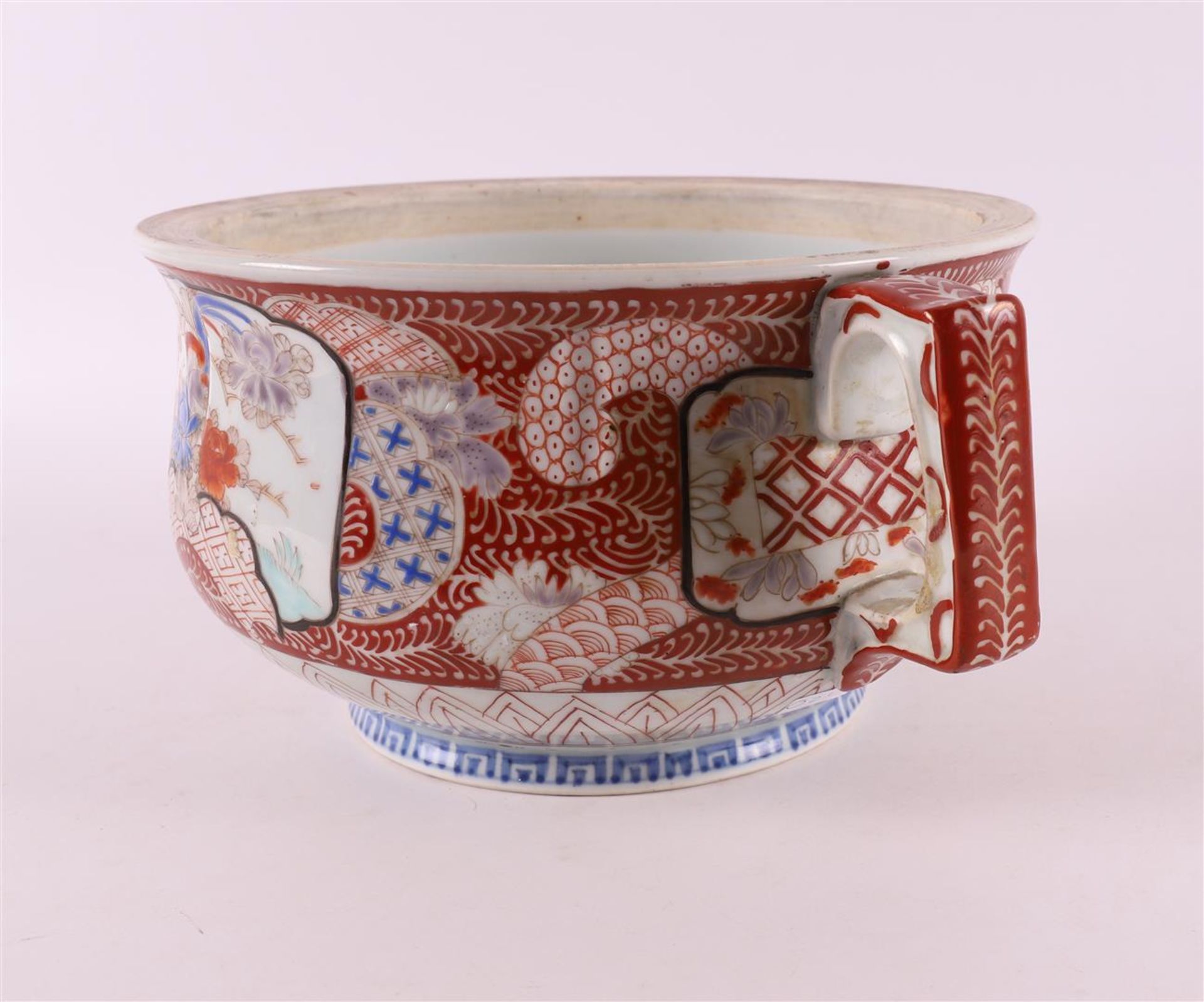 A china contoured porcelain dish, Japan 20th century. - Image 5 of 9