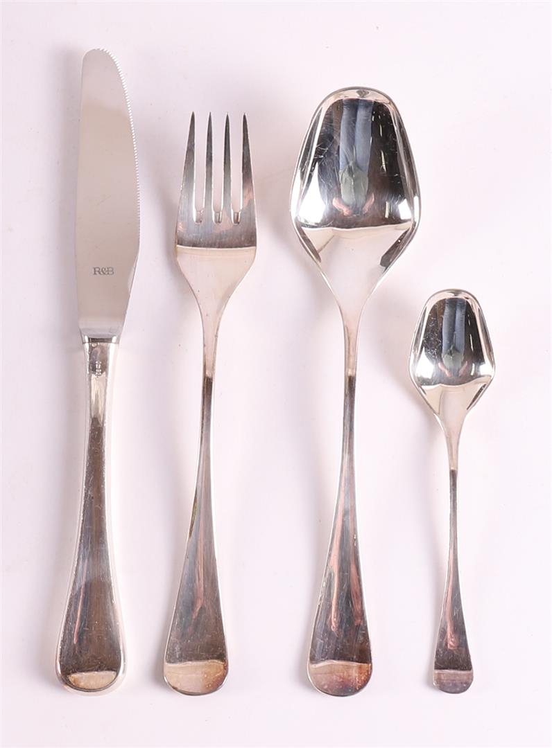 A 1st grade sterling silver 40-piece cutlery cassette, 20th century. - Image 2 of 4