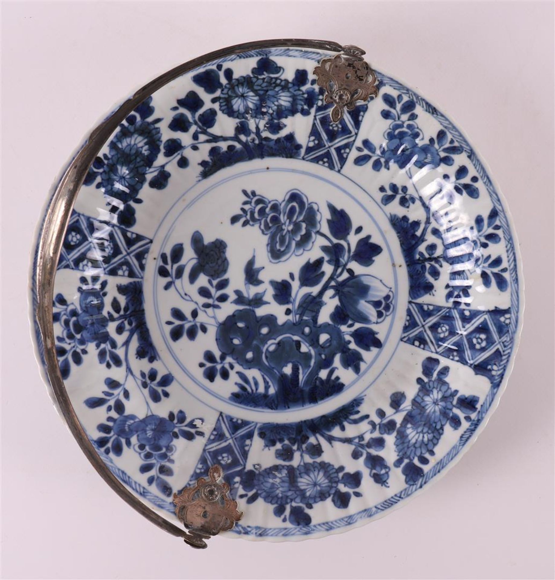 A blue/white porcelain contoured dish, China, Kangxi, circa 1700. - Image 2 of 3