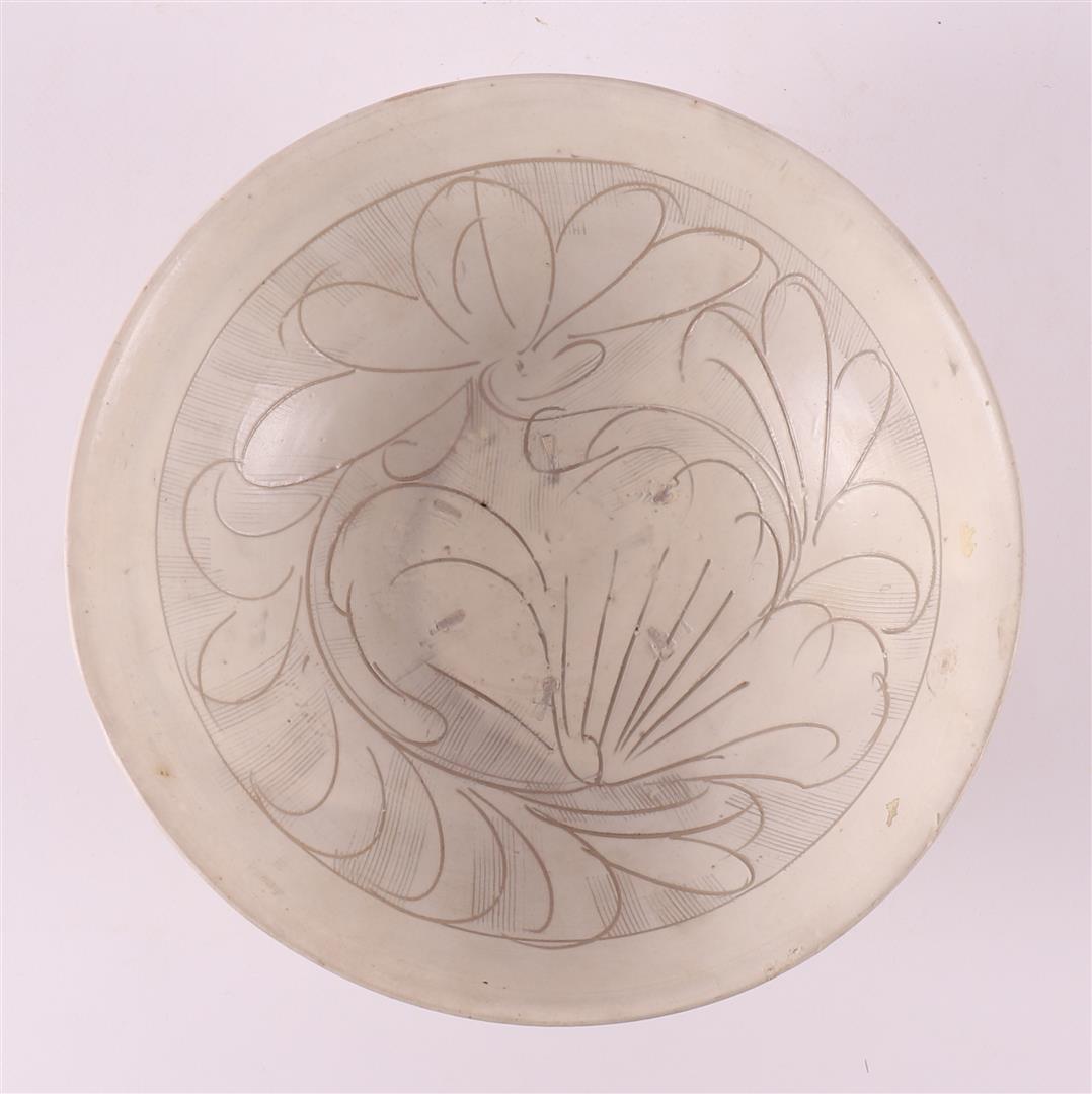 A white porcelain bowl with sgraffito decor, China, Sung, 12th/13th C. - Image 2 of 8