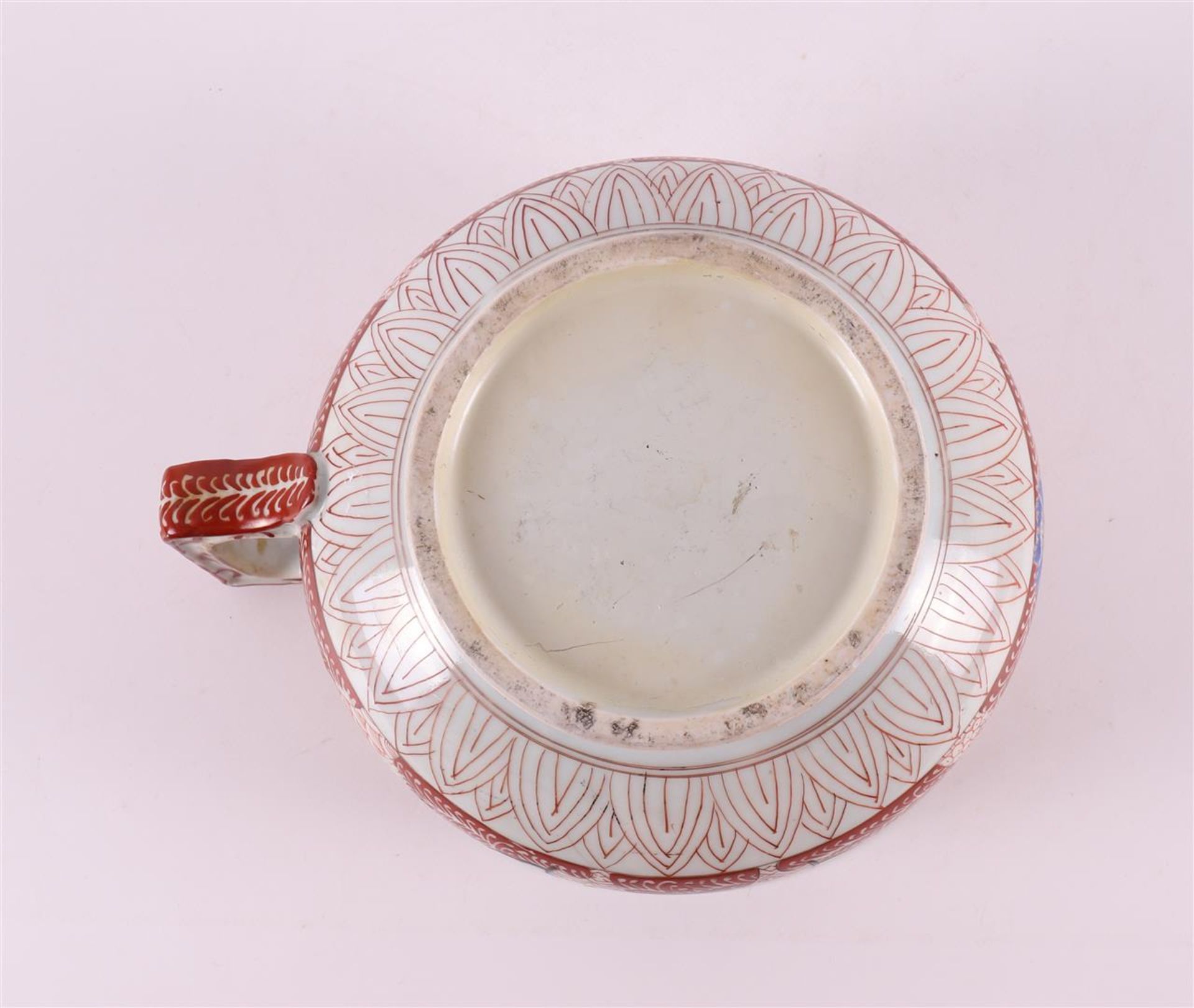 A china contoured porcelain dish, Japan 20th century. - Image 7 of 9