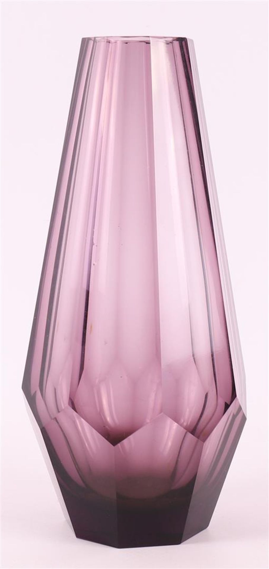 A purple glass faceted vase, design: Josef Hoffmann. - Image 2 of 4