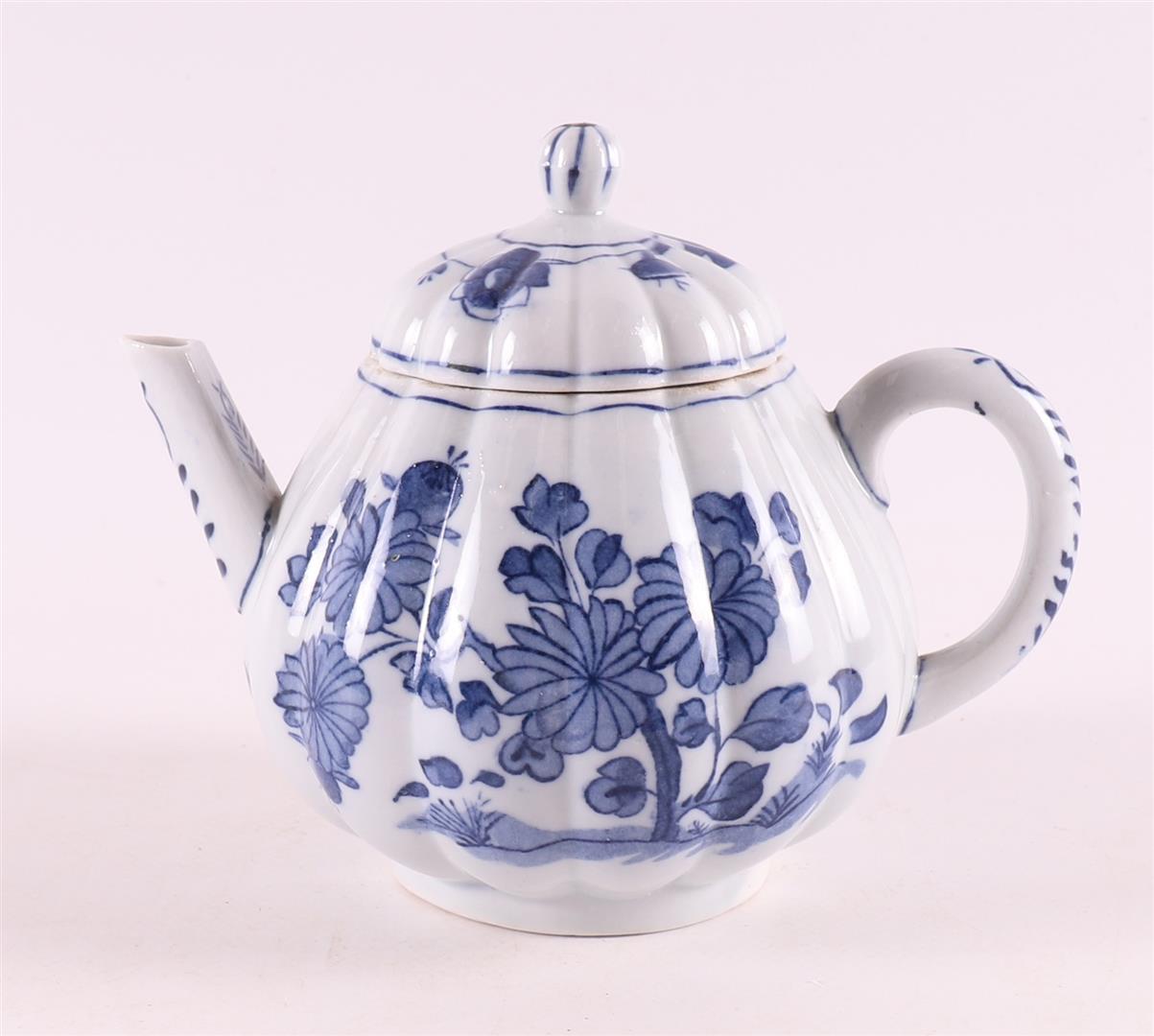 A blue and white porcelain pumpkin-shaped teapot, China, Qianlong, 18th C. - Image 2 of 8