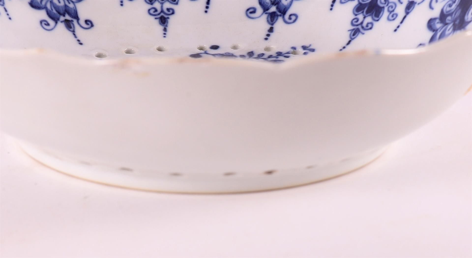 A blue and white porcelain fruit test with saucer, China, Qianlong, 18th C. - Image 4 of 5
