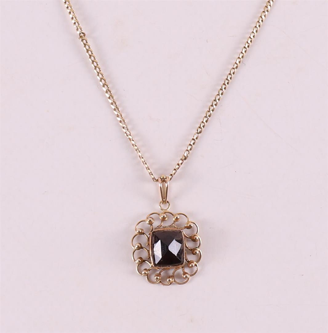 A 14 kt 585/1000 gold square pendant with garnet, on a gold necklace. - Image 2 of 2