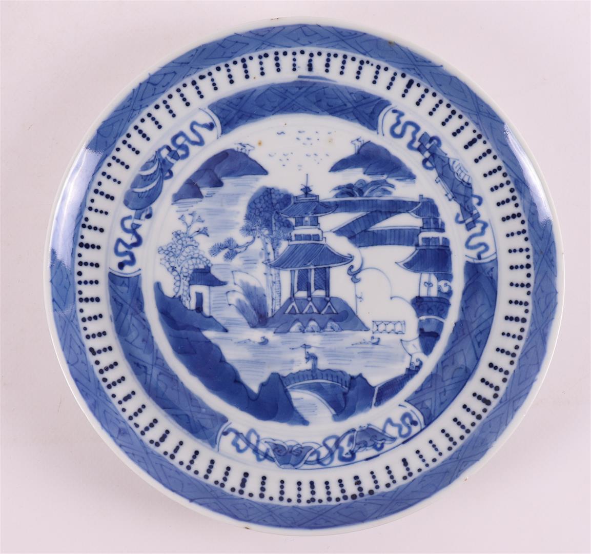 Three porcelain dishes with Willow decor, China, Qianlong, 18th century. - Image 4 of 8