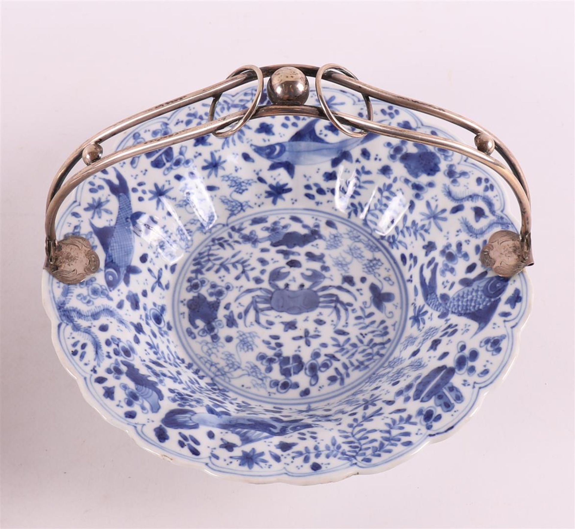 A blue/white porcelain dish with loose silver handle, China, Kangxi. - Image 2 of 6