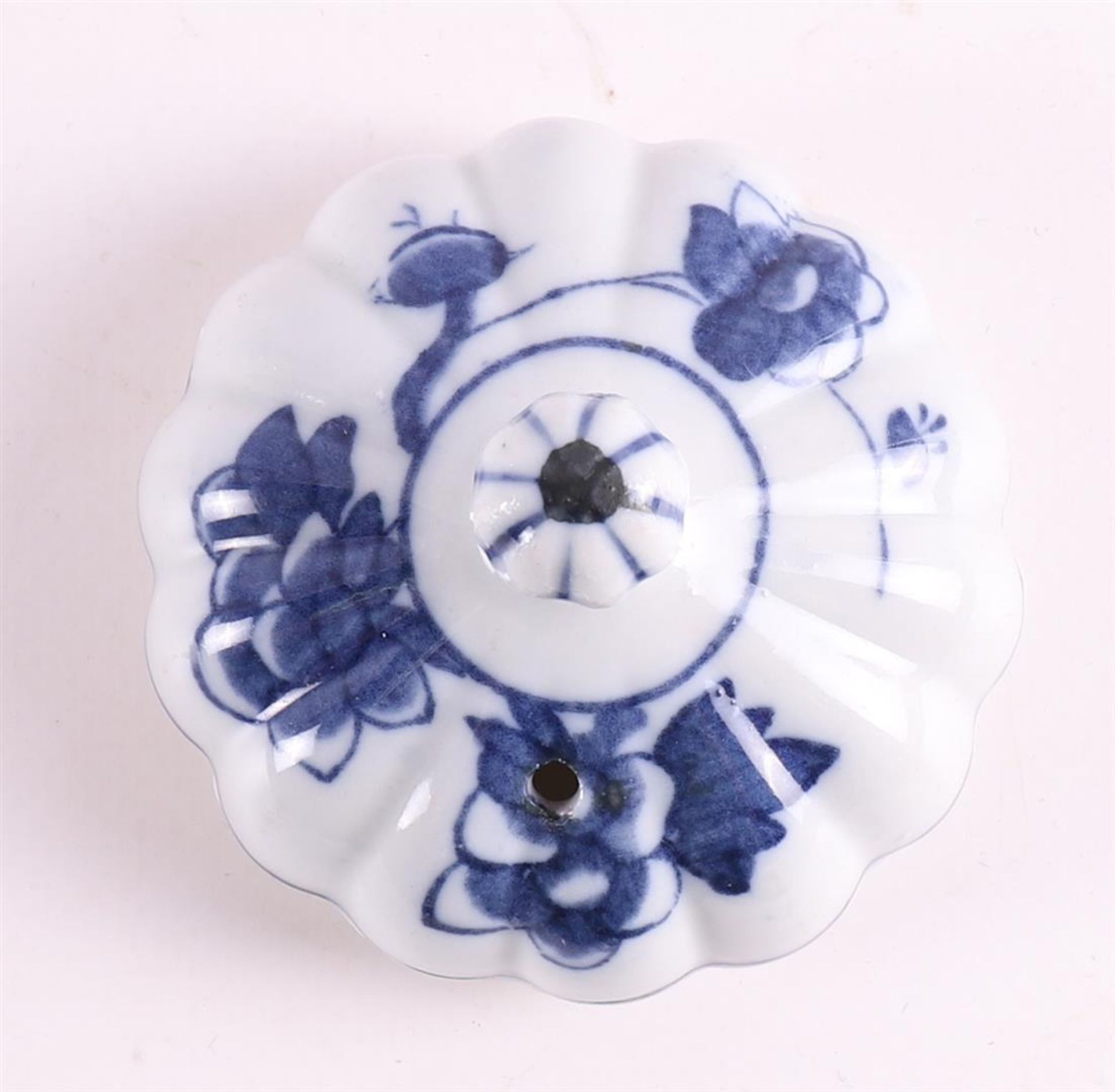 A blue and white porcelain pumpkin-shaped teapot, China, Qianlong, 18th C. - Image 5 of 8