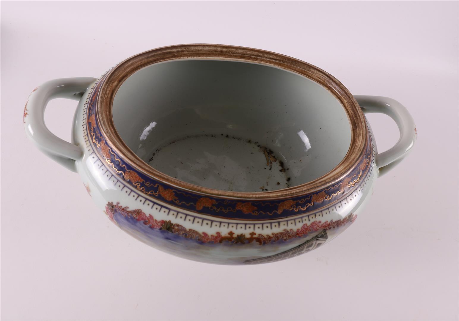 An oval porcelain lidded dish on a saucer, 20th century. - Bild 5 aus 9