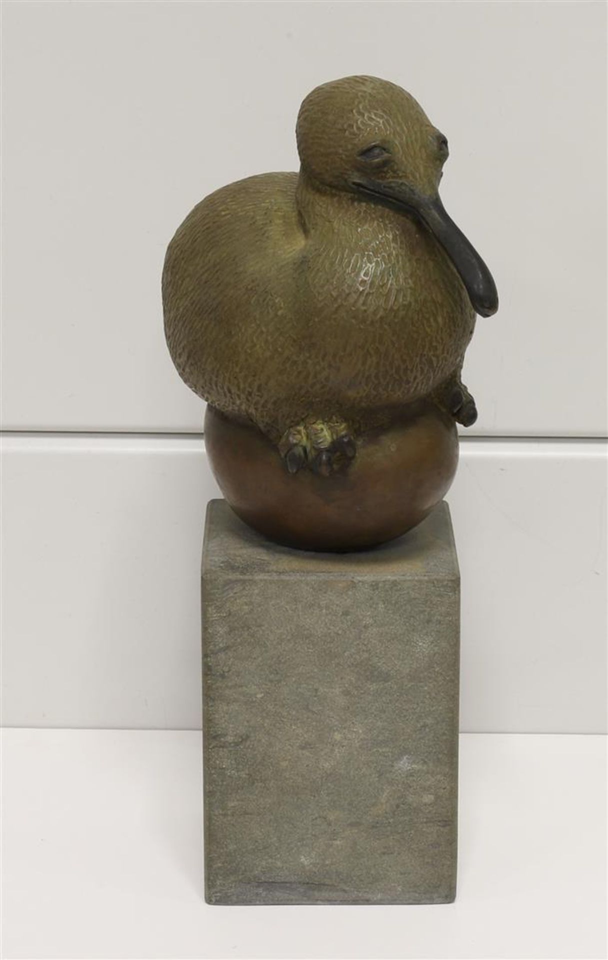 Visser, Suzan (Maarsbergen 1967) A green and brown patinated dodo on an egg - Image 2 of 5