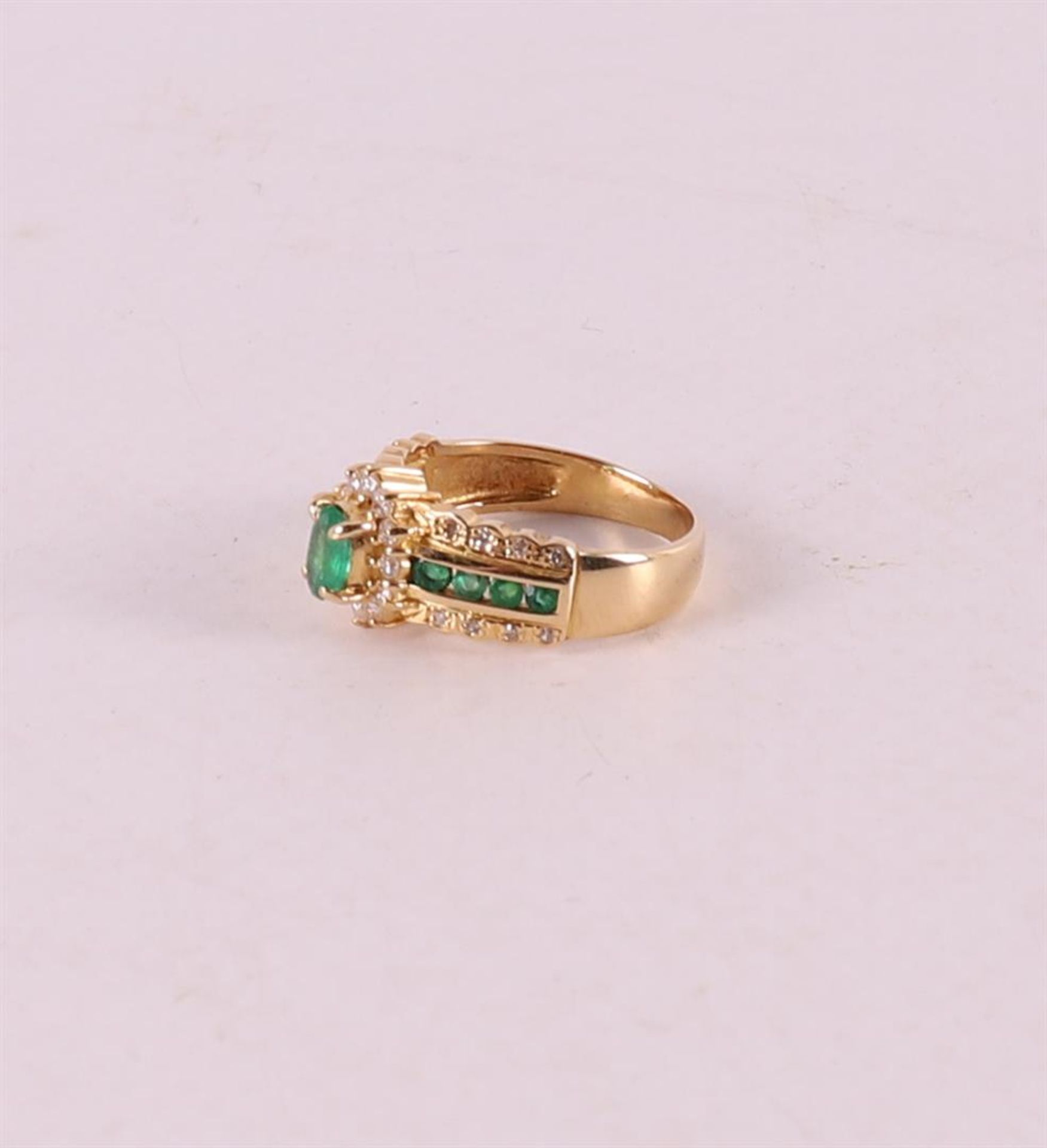 An 18 kt 750/1000 yellow gold ring set with green emerald and 28 diamonds. - Image 2 of 3