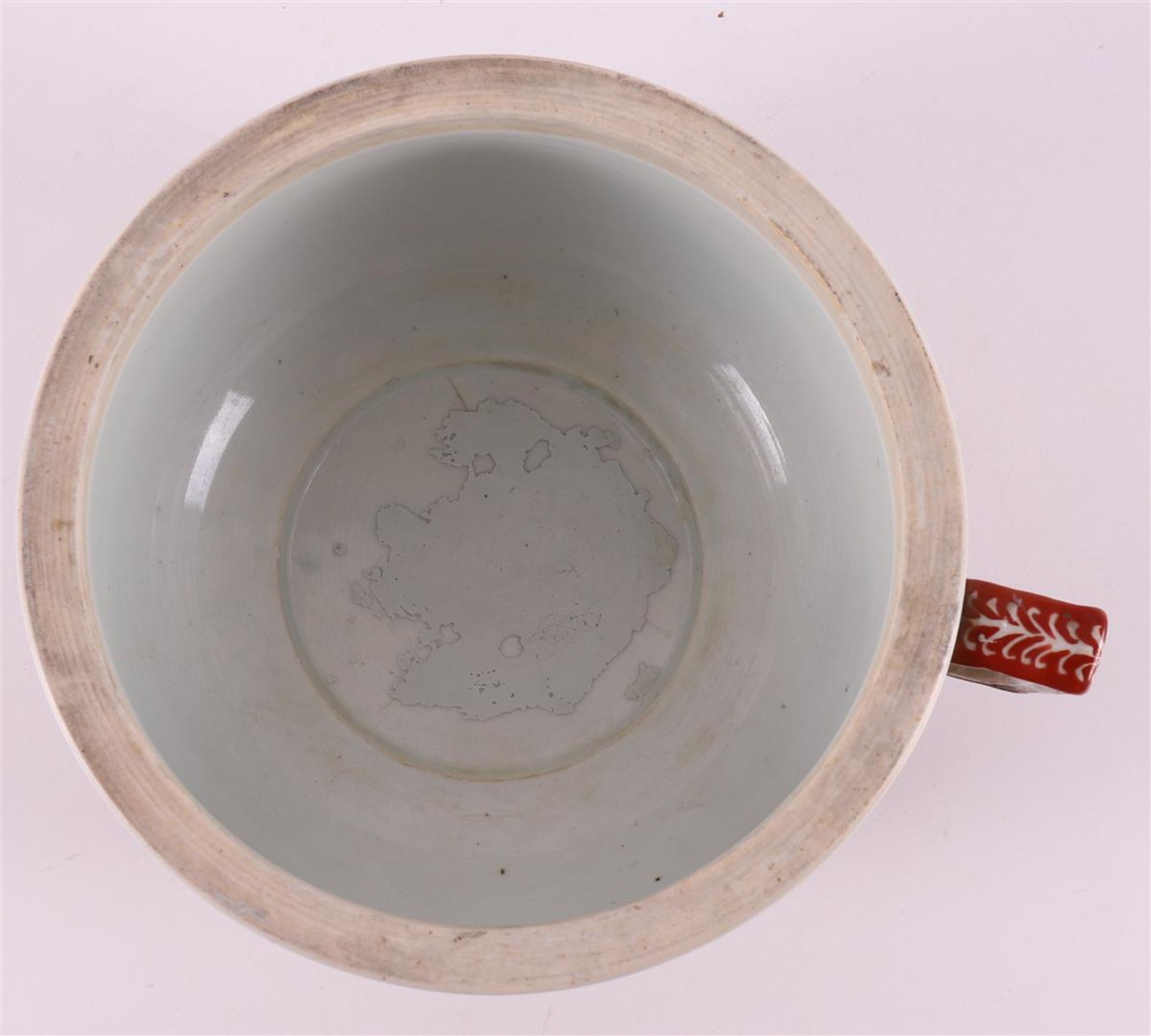 A china contoured porcelain dish, Japan 20th century. - Image 6 of 9