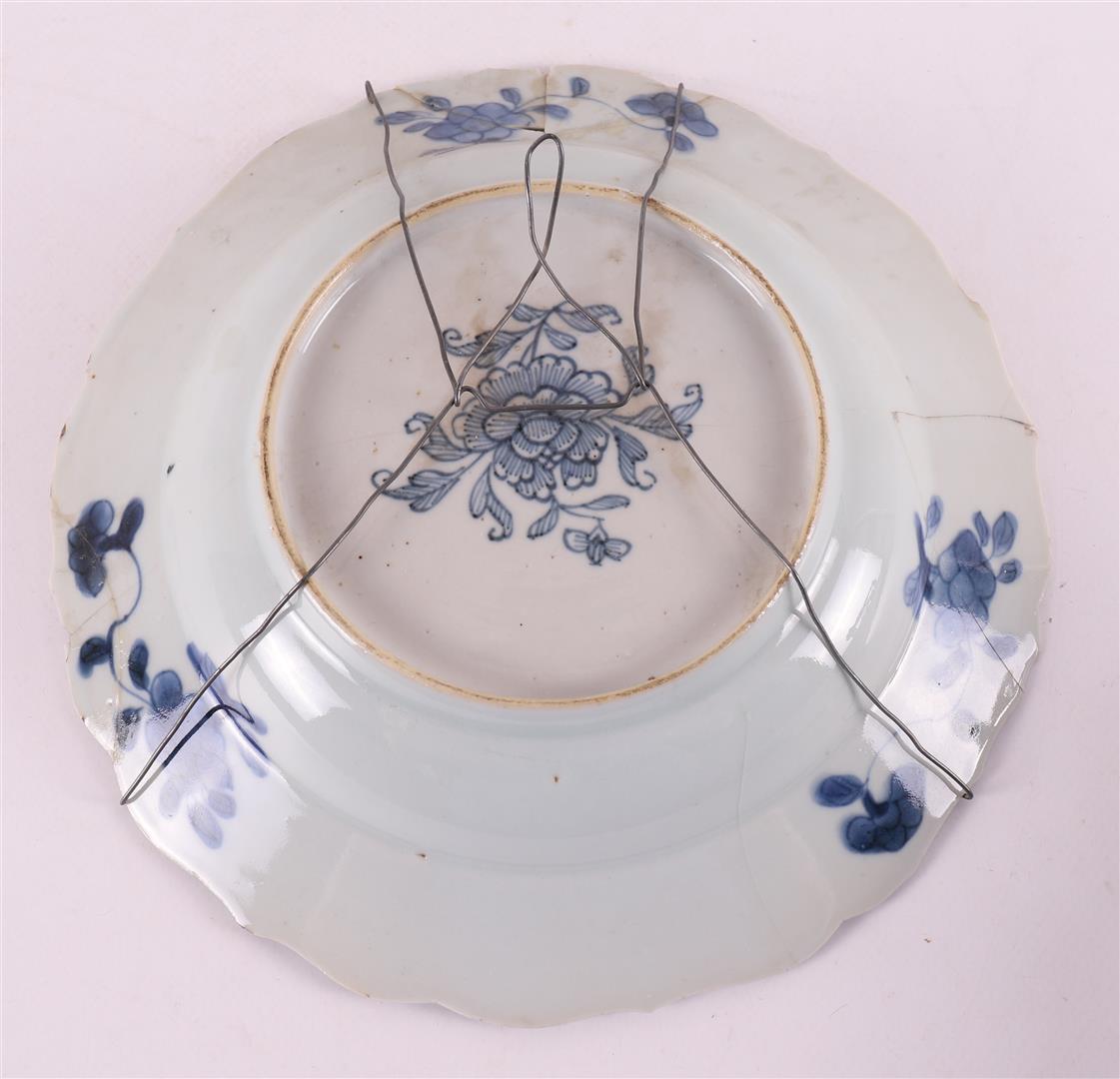 A blue/white porcelain dish with loose silver handle, China, Kangxi. - Image 5 of 6