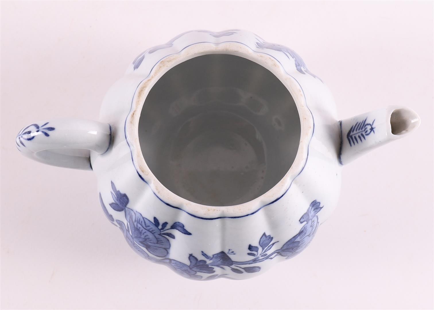 A blue and white porcelain pumpkin-shaped teapot, China, Qianlong, 18th C. - Image 7 of 8