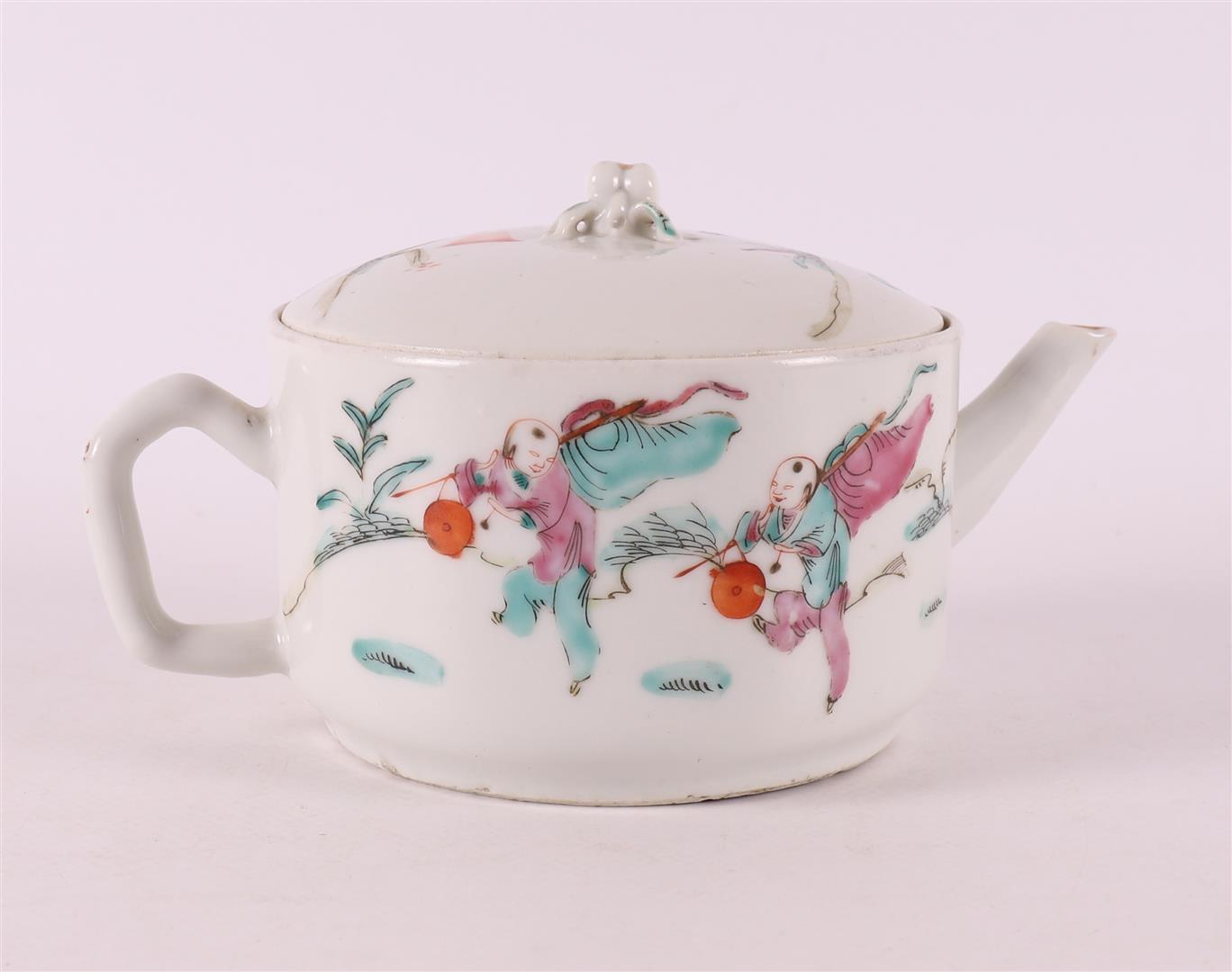 A porcelain teapot, China, Tongzhi, 19th century. - Image 2 of 6