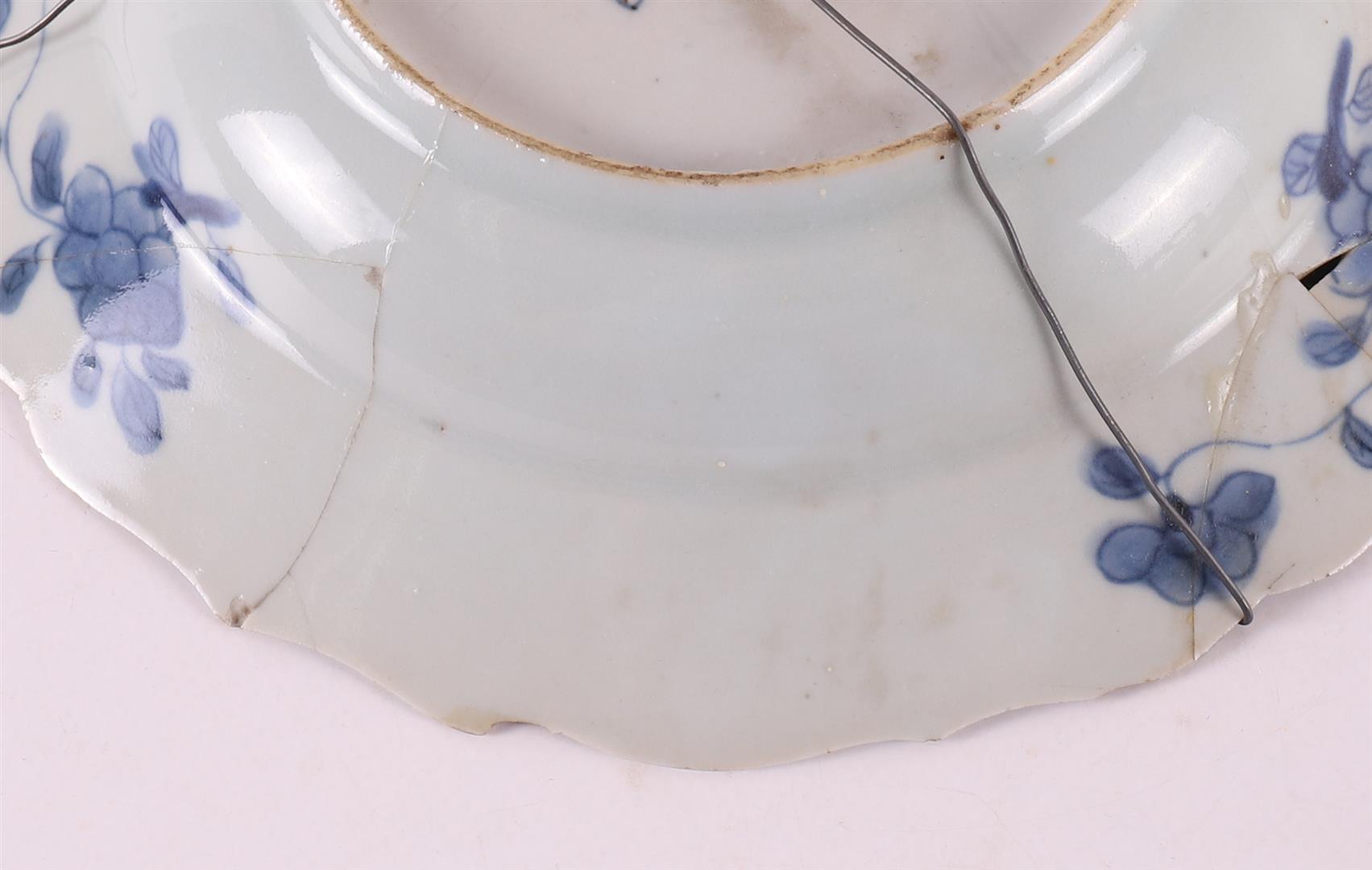 A blue/white porcelain dish with loose silver handle, China, Kangxi. - Image 6 of 6