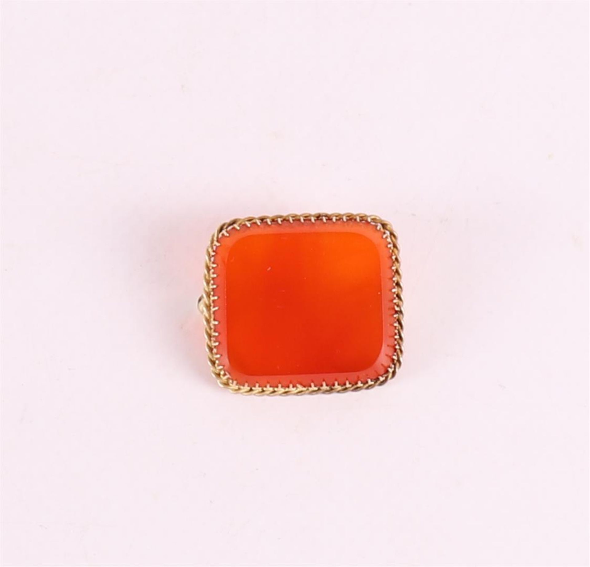 A 14 kt 585/1000 gold brooch with carnelian, 19th century.
