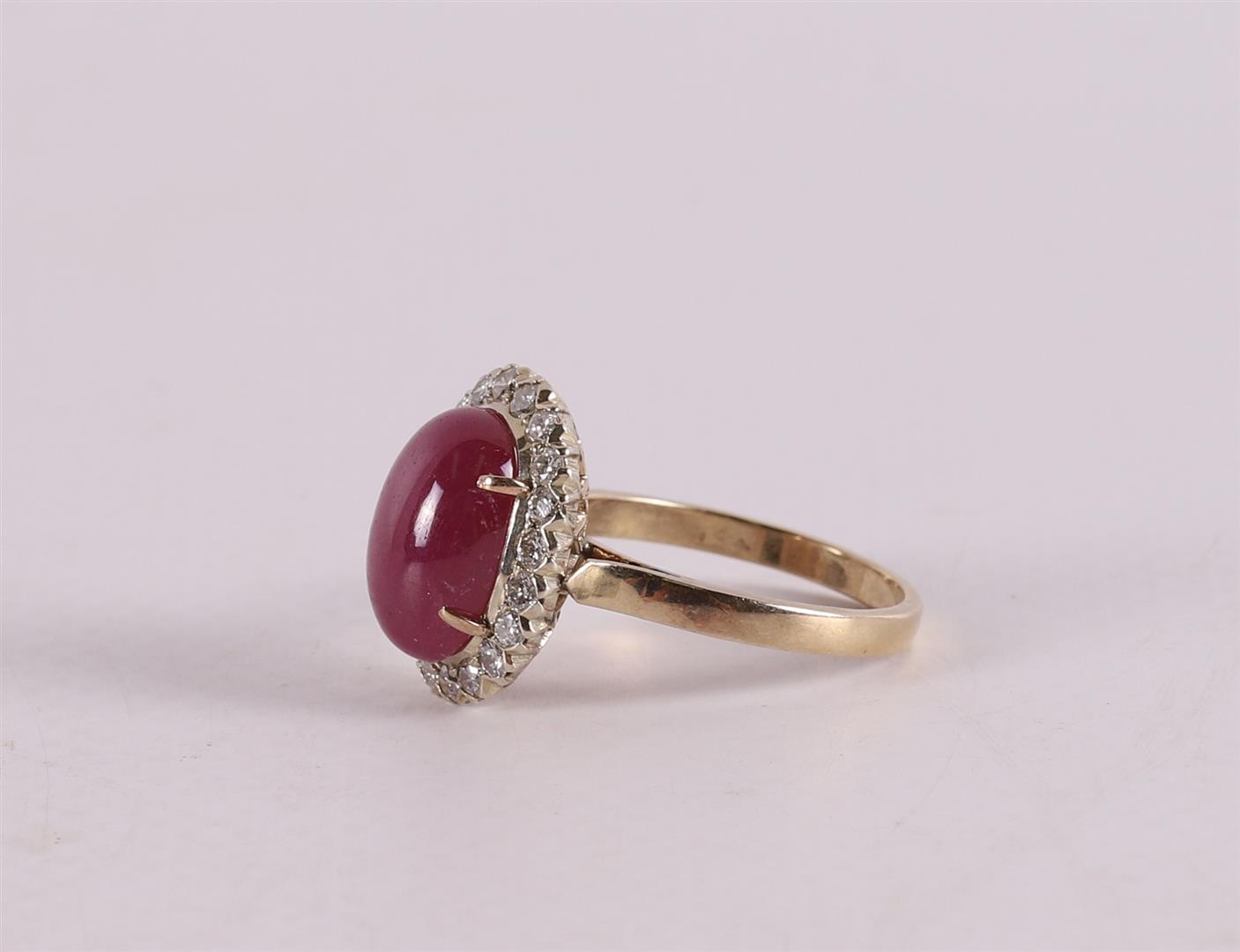 A 14 kt gold entourage ring with a large ruby and 20 brilliants - Image 2 of 2