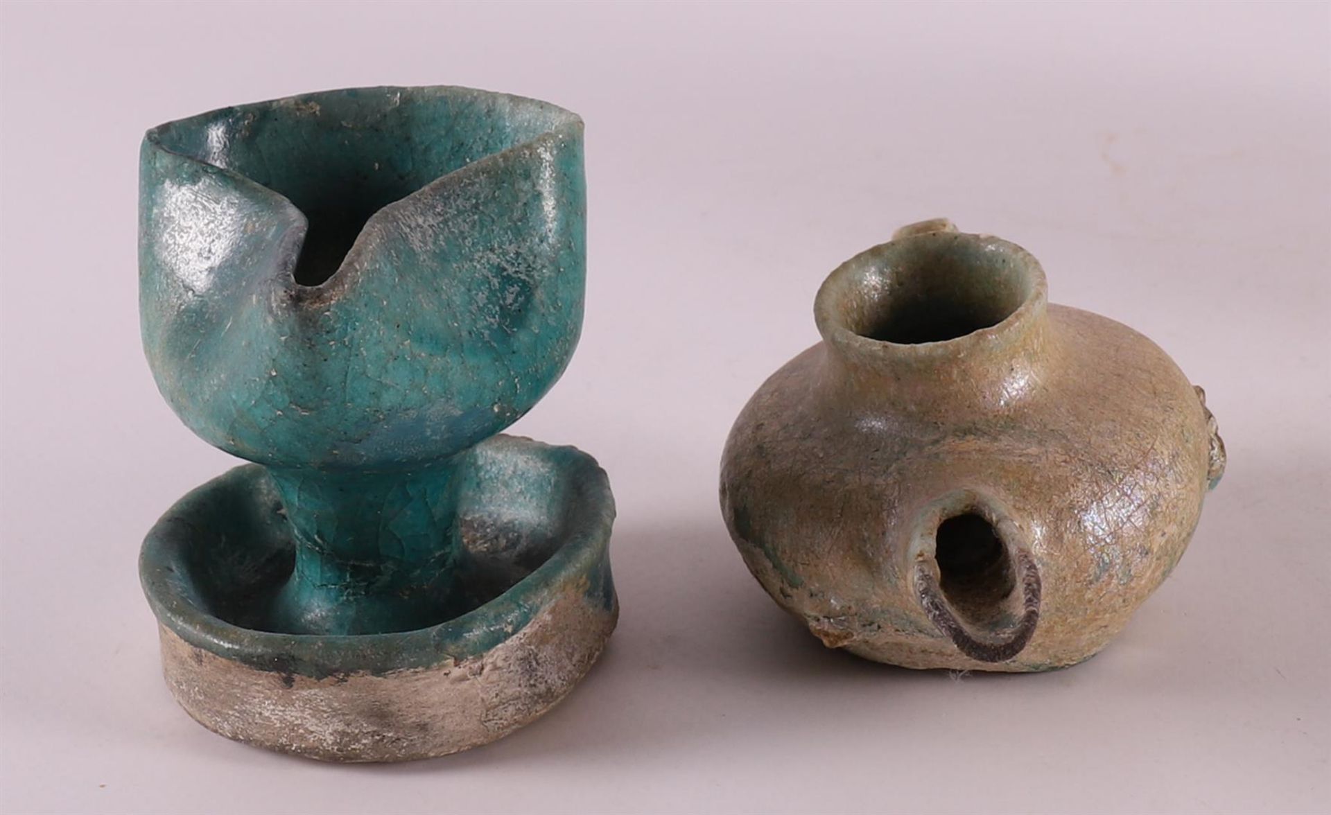A green glazed rosewood oil lamp, 12th/13th C. - Image 5 of 9