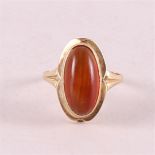 A 14 kt 585/1000 gold ring, set with a cabochon cut cornelian.