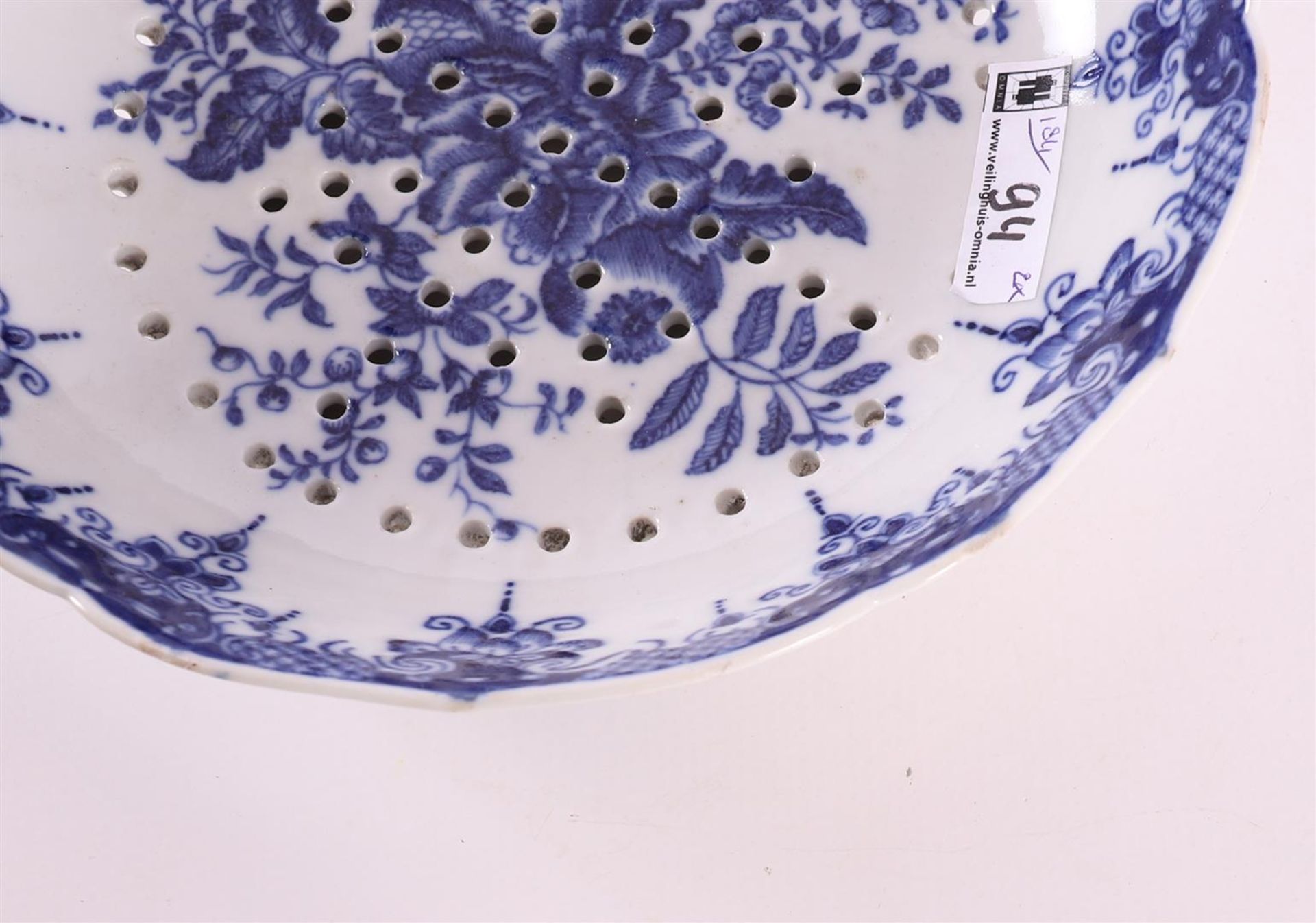 A blue and white porcelain fruit test with saucer, China, Qianlong, 18th C. - Image 5 of 5