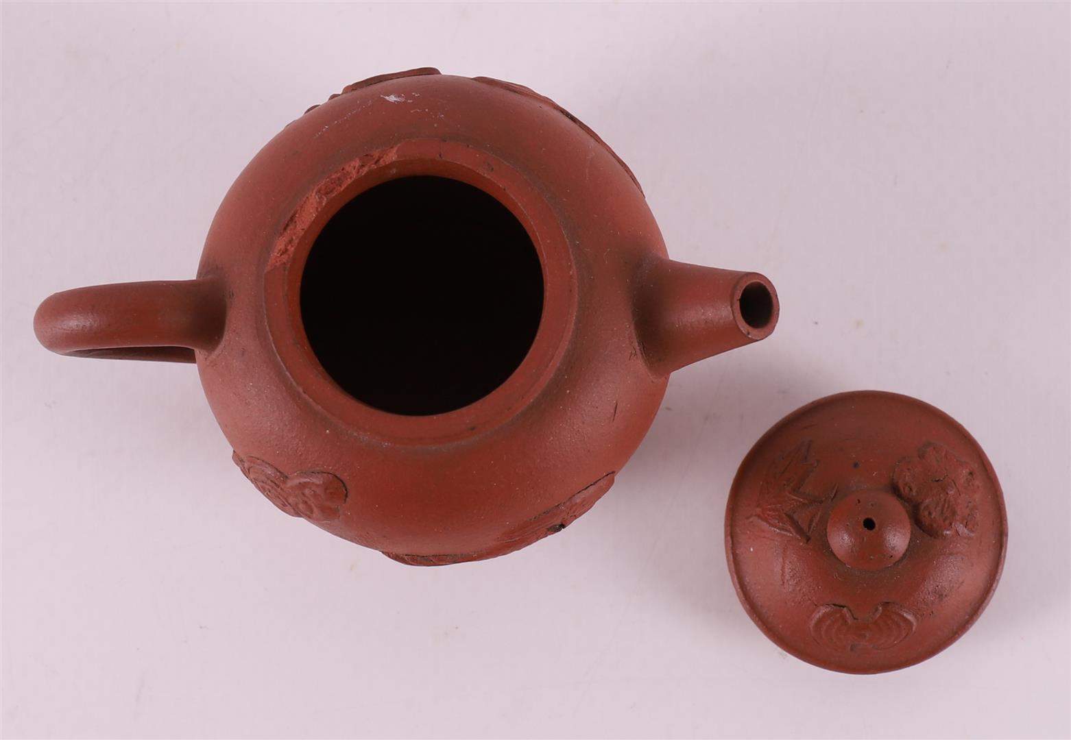 A brown Yixing spherical teapot, China, 18th/19th C. - Image 5 of 8